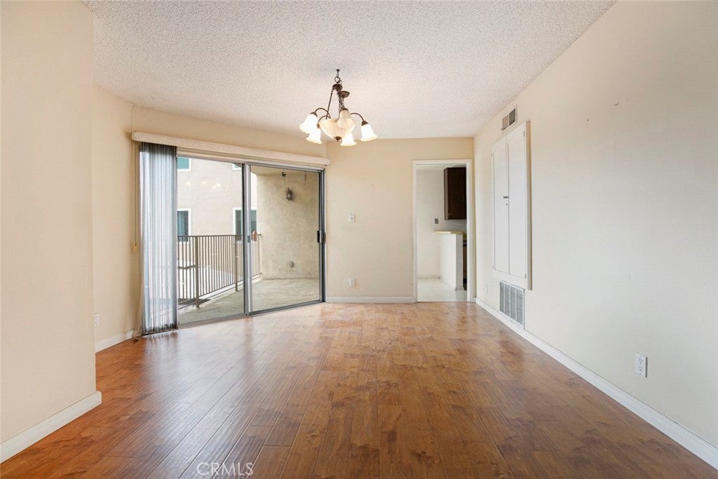 Glendale, California, 91202, United States, 2 Bedrooms Bedrooms, ,1 BathroomBathrooms,Residential,For Sale,1988969