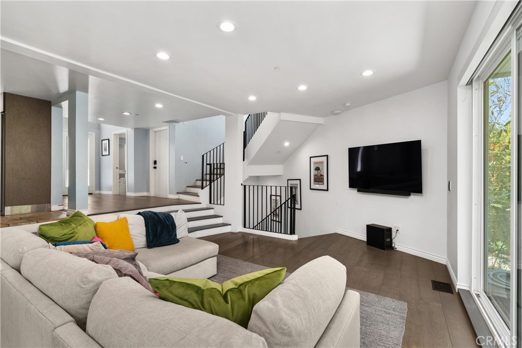 Los Angeles, California, 90046, United States, 3 Bedrooms Bedrooms, ,4 BathroomsBathrooms,Residential,For Sale,1817494