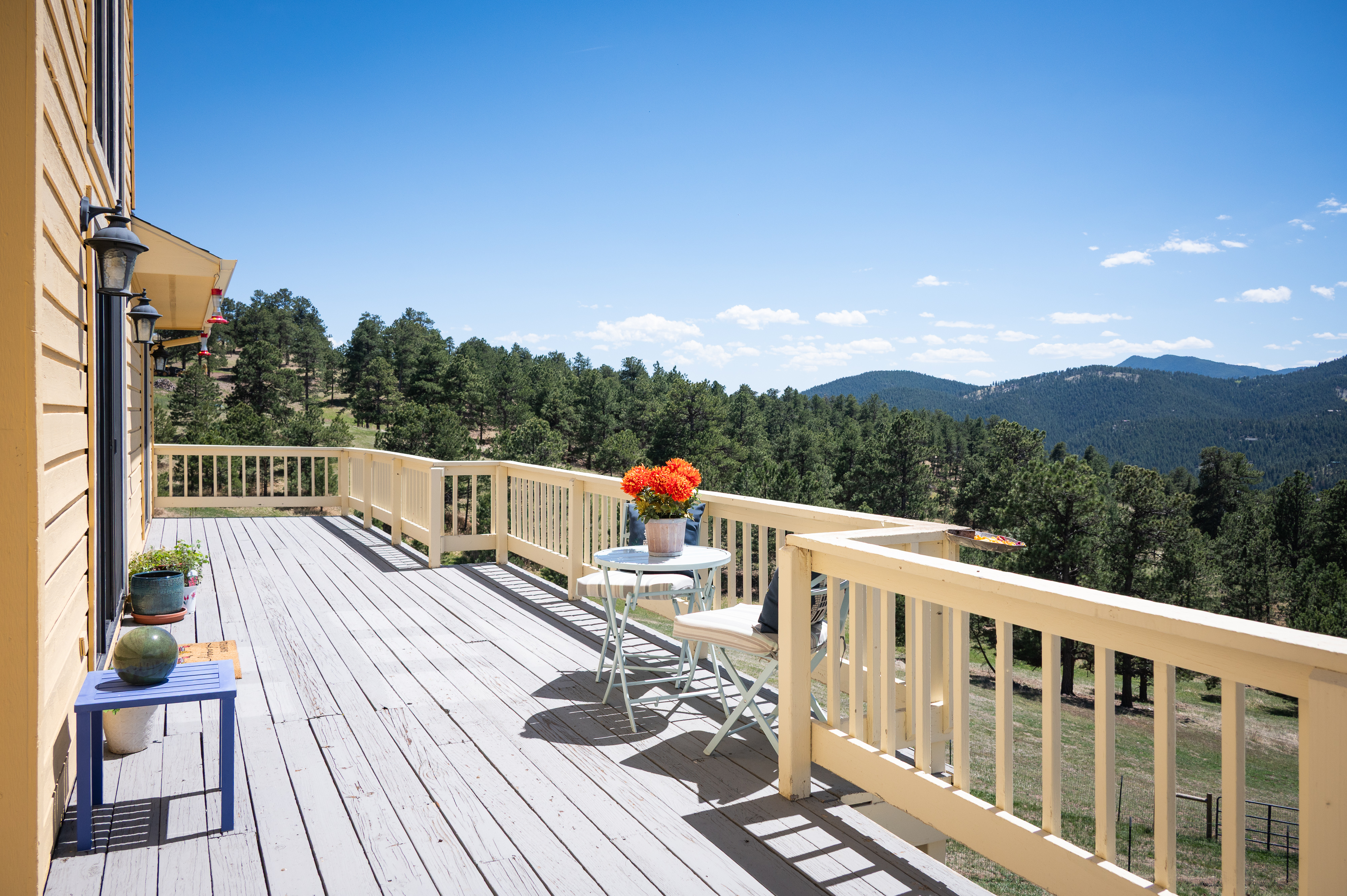  Tucked into the Foothills of the Rocky Mountains your majestic paradise awaits - 物件實景