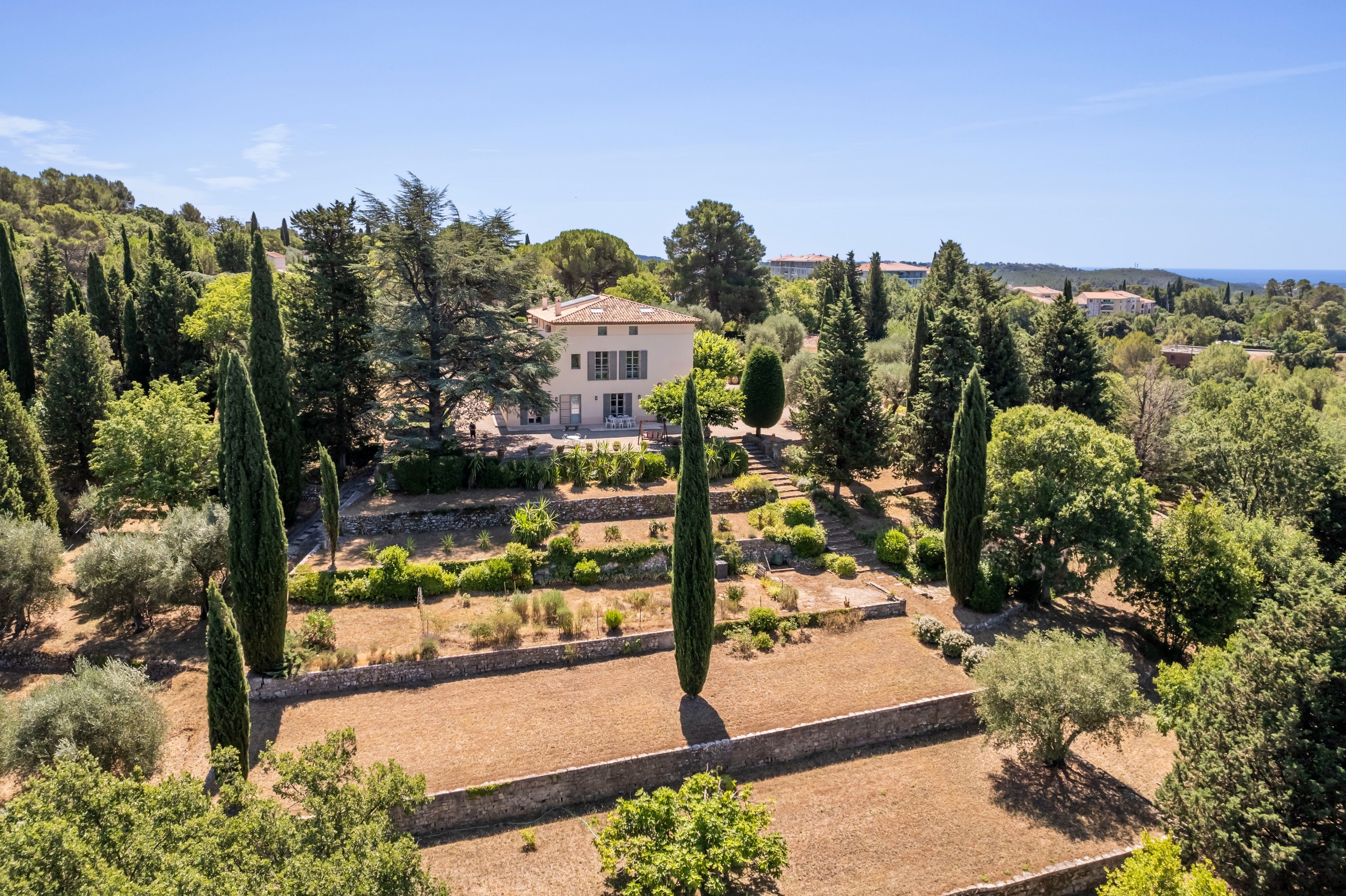  Renovated bastide with annex and swimming pool, 2 hectares in Grasse - 物件實景