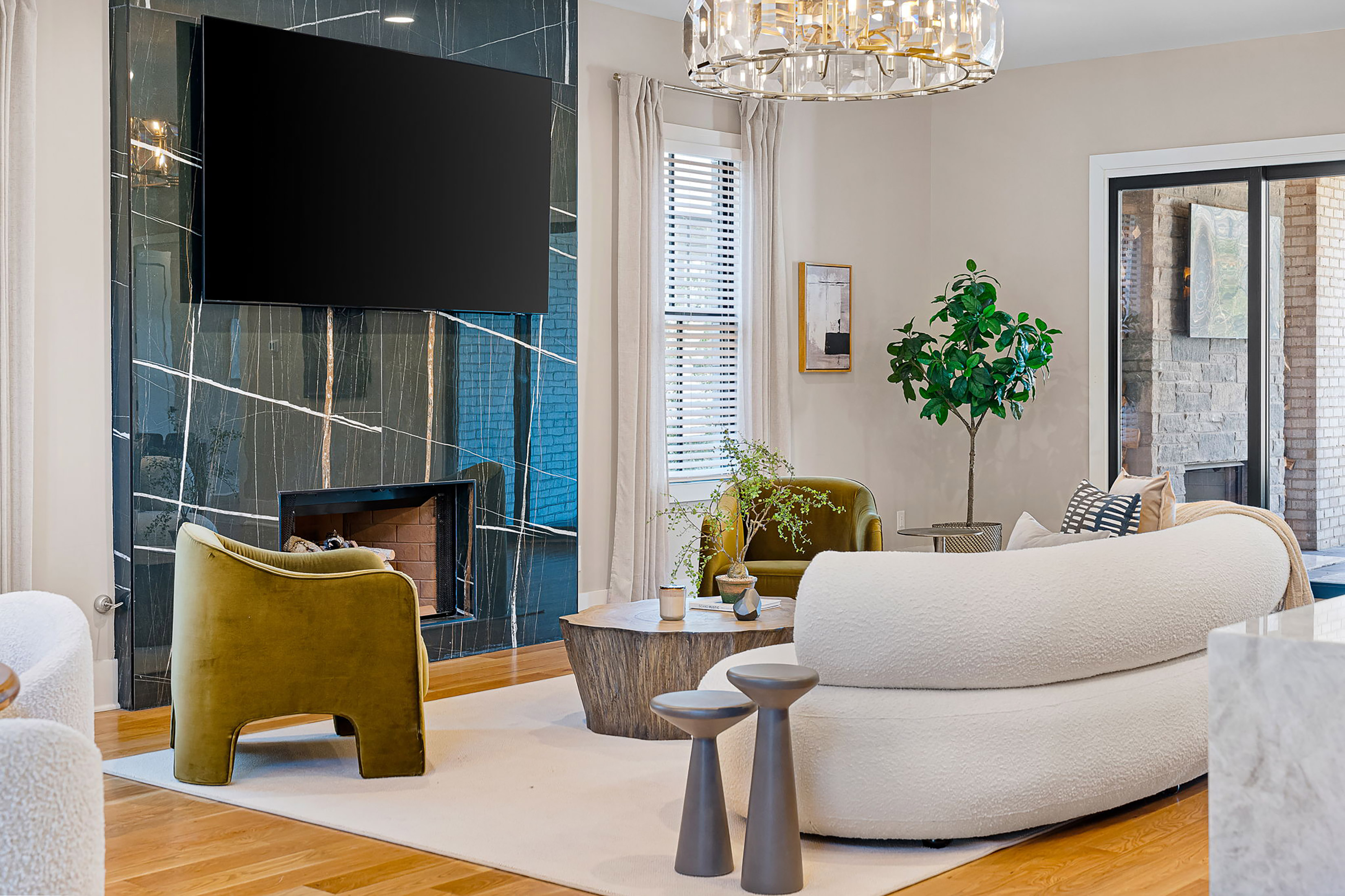  Striking Three Story Custom-built Home Redefines Modern Luxury - 物件實景