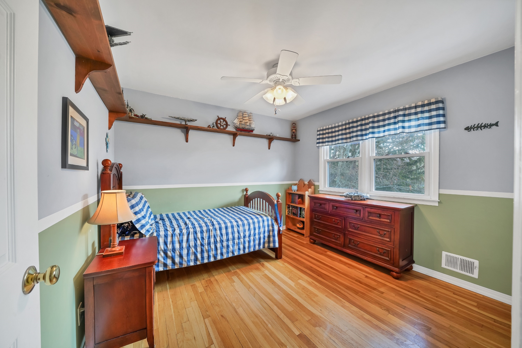  Neighborhood Colonial with Park Like Backyard - 物件實景