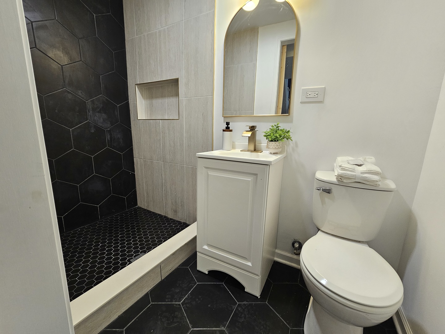Chicago, Illinois, 60624-2620, United States, 6 Bedrooms Bedrooms, ,3 BathroomsBathrooms,Residential,For Sale,1915629