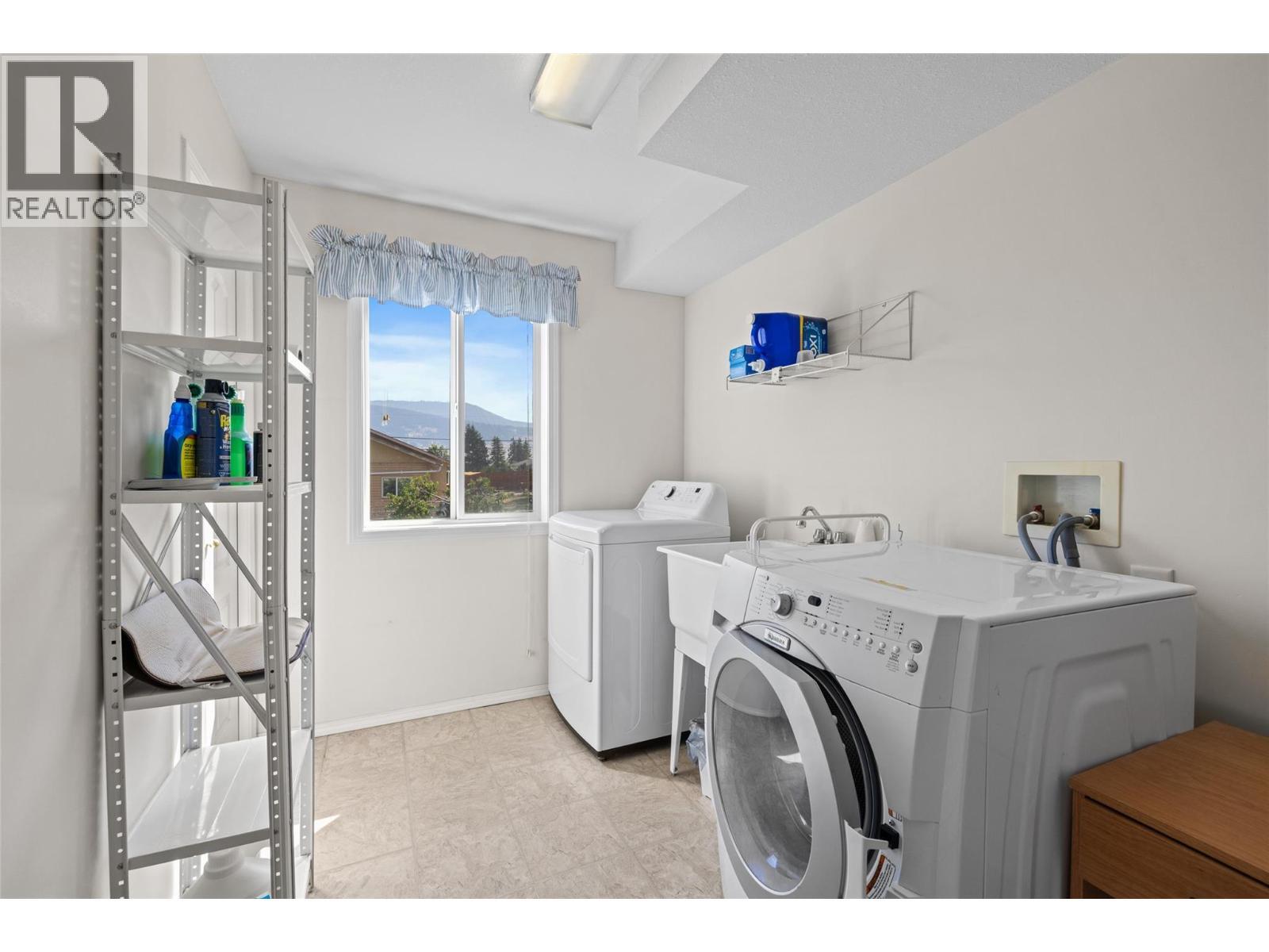 LAKE COUNTRY, British Columbia, V4V 1J1, CA, 5 Bedrooms Bedrooms, ,3 BathroomsBathrooms,Residential,For Sale,1950737