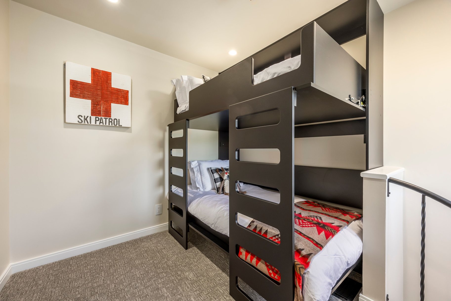  Fully Reimagined Ski-In/Ski-Out Condo — Smart Home Features - 物件實景