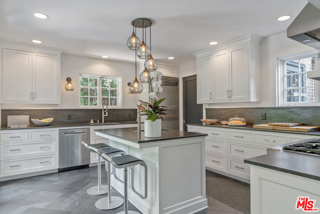 Los Angeles, California, 90020, United States, 5 Bedrooms Bedrooms, ,5 BathroomsBathrooms,Residential,For Sale,1939583
