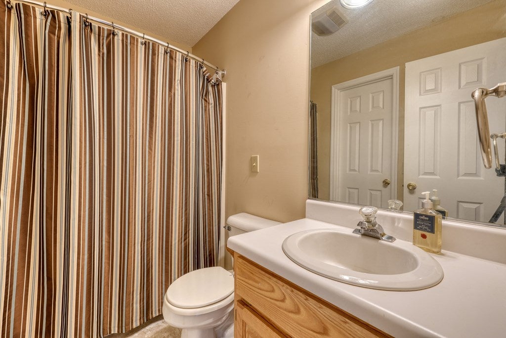 Hayesville, North Carolina, 28904, United States, 3 Bedrooms Bedrooms, ,3 BathroomsBathrooms,Residential,For Sale,1862322
