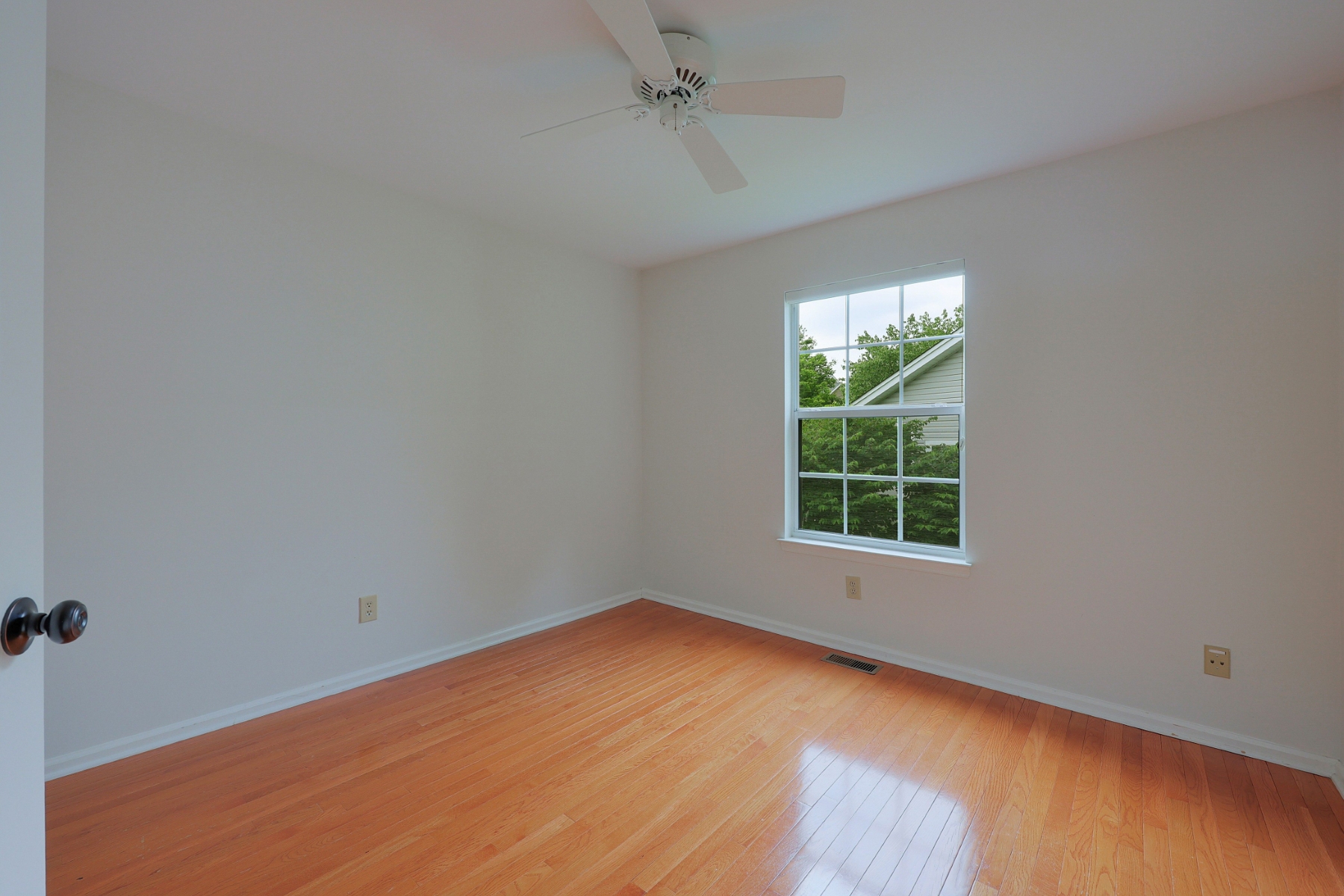  ?Carlisle? Classic Colonial Offers Timeless Charm with Modern Updates - 物件實景