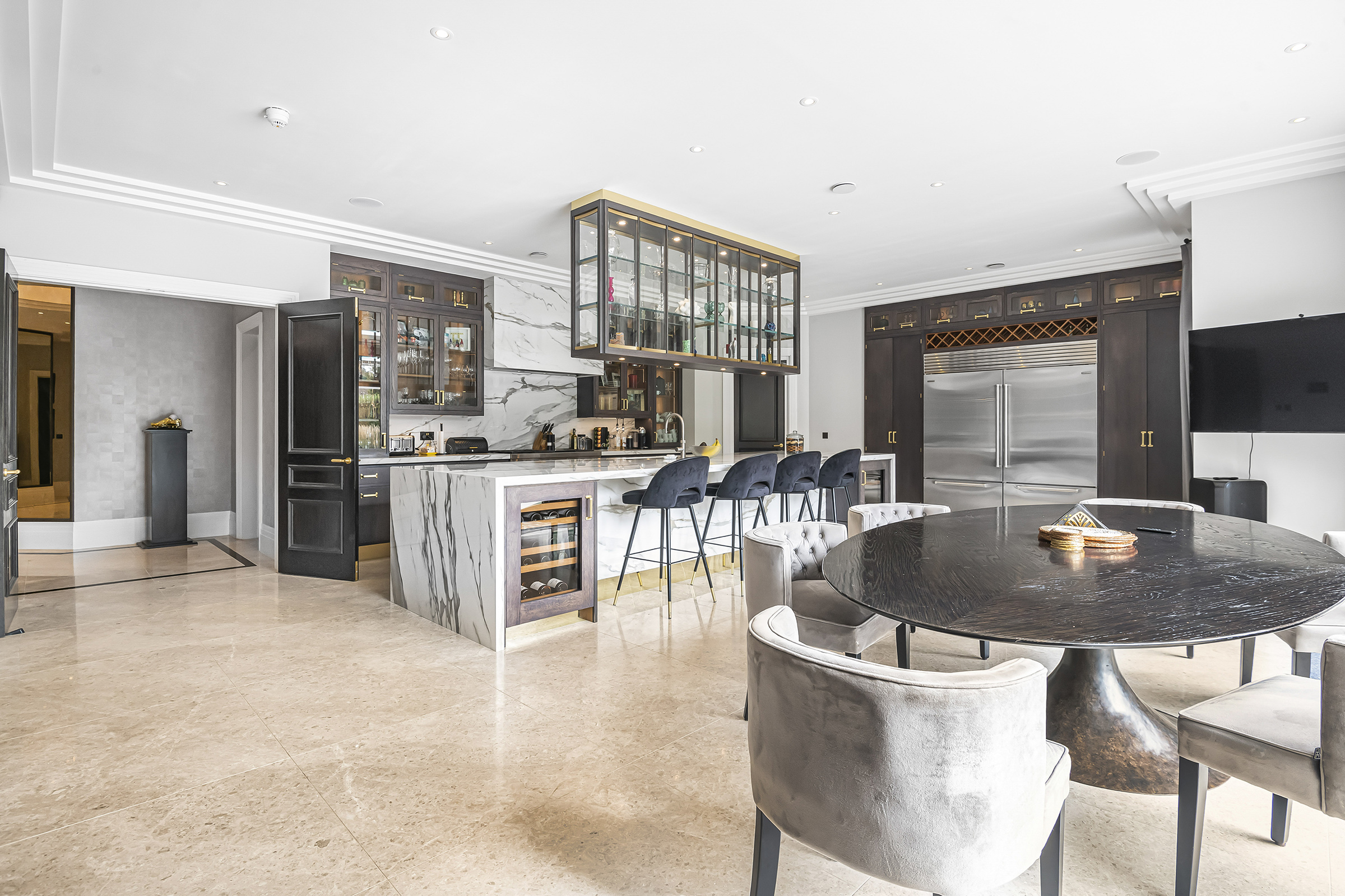  Luxury amenities and an abundance of space in this gated home - 物件實景