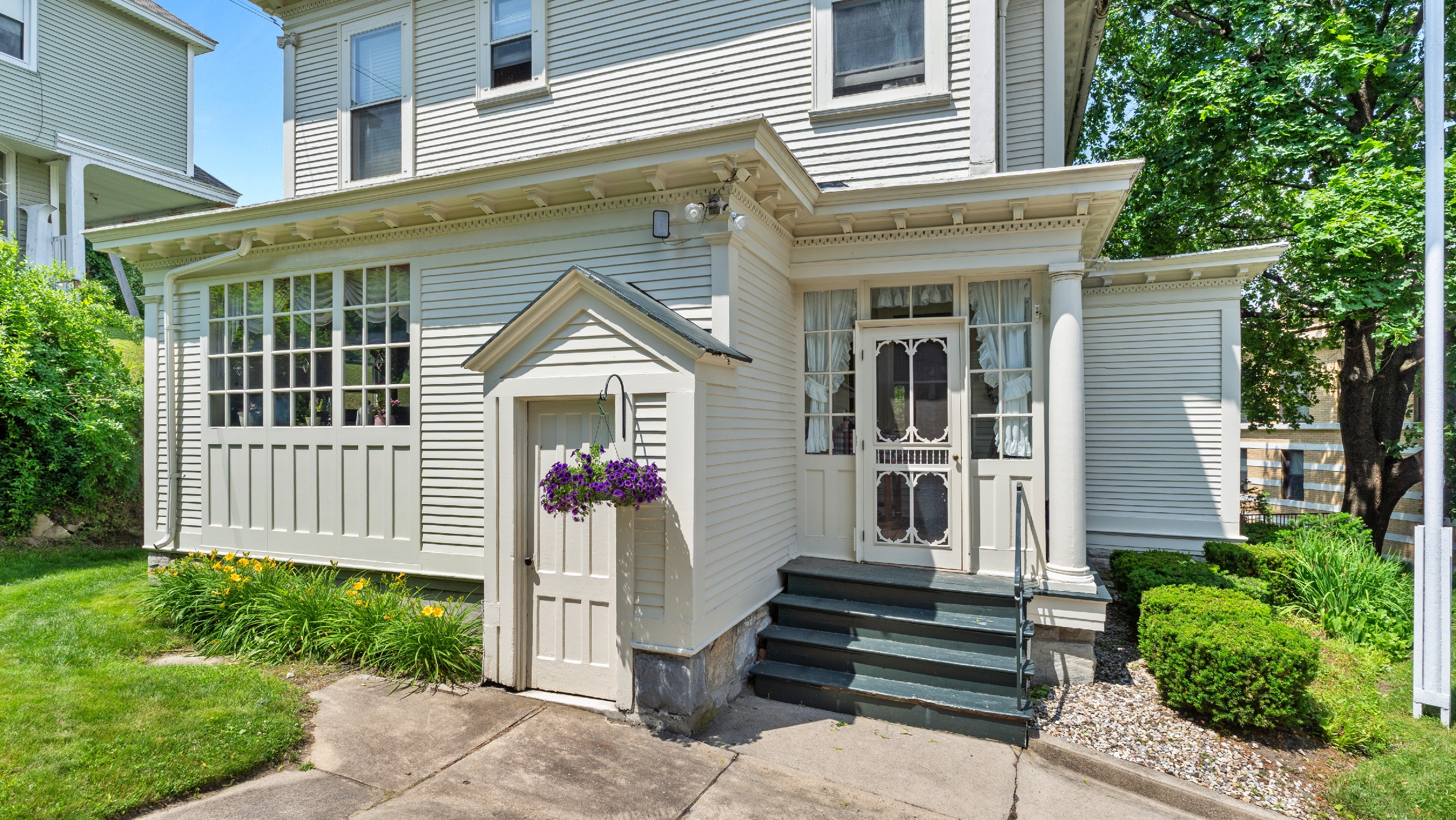  Charming In-Town Victorian with Large Carriage House - 物件實景