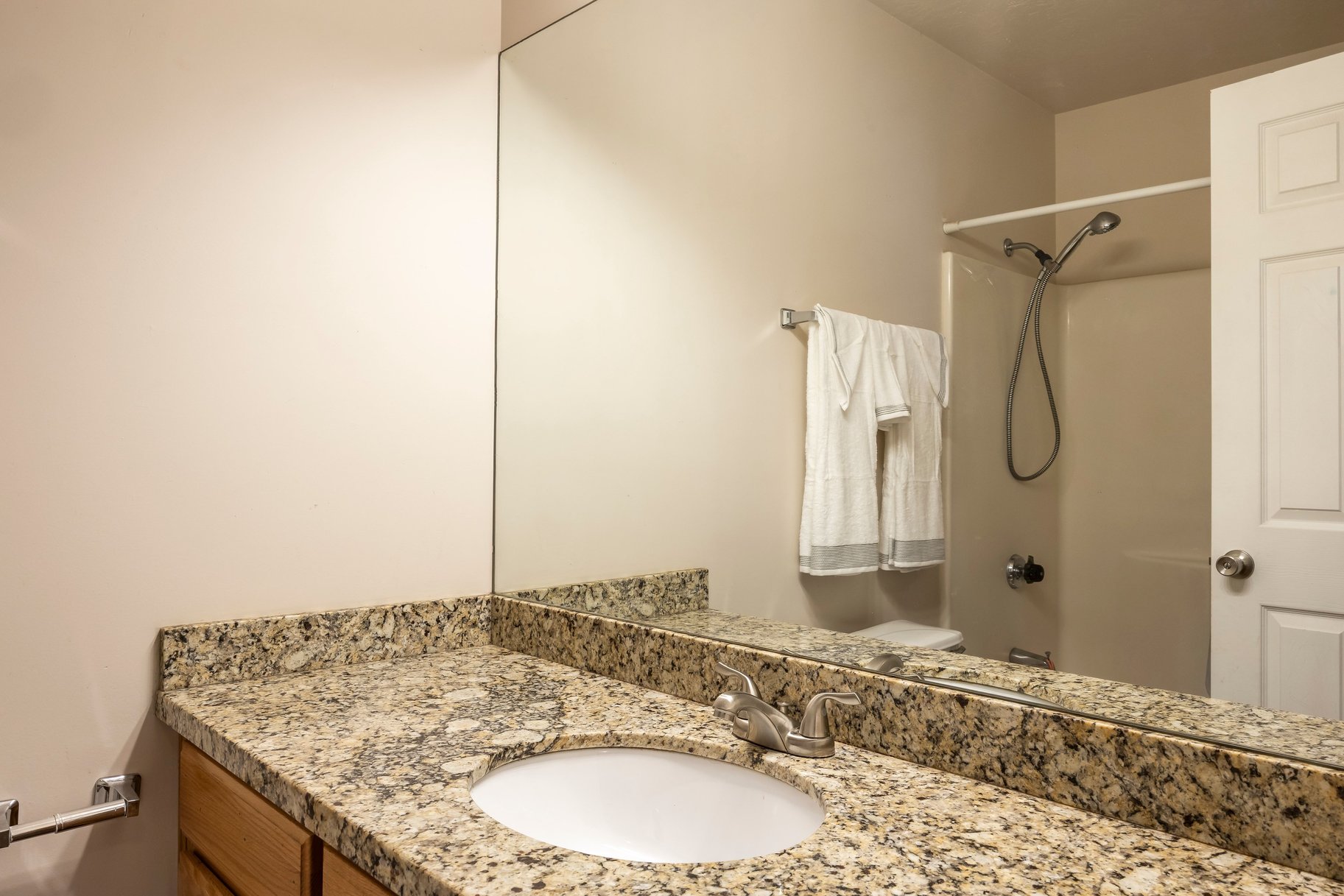  Main-Floor Primary Living with Resort-Style Amenities - 物件實景