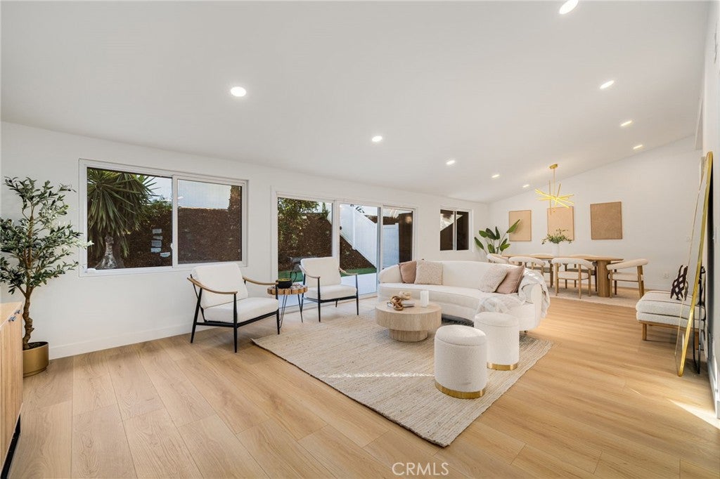 Woodland Hills, California, 91367, United States, 3 Bedrooms Bedrooms, ,2 BathroomsBathrooms,Residential,For Sale,1991959