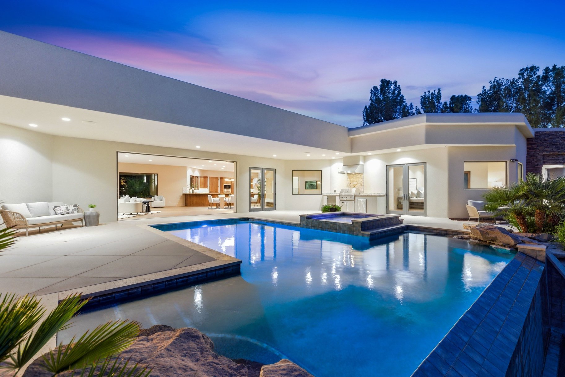  On The edge Of Stone Cliff With Sweeping Stunning City And Mountain Views - 物件實景