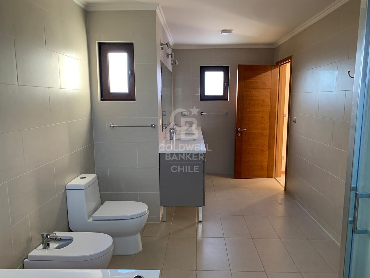 Puerto Varas, Chile, 7 Bedrooms Bedrooms, ,5 BathroomsBathrooms,Residential,For Sale,1990332