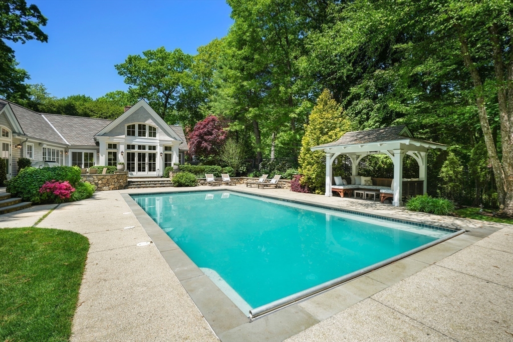 Wellesley, Massachusetts, 02481, United States, 2 Bedrooms Bedrooms, ,3 BathroomsBathrooms,Residential,For Sale,1941651