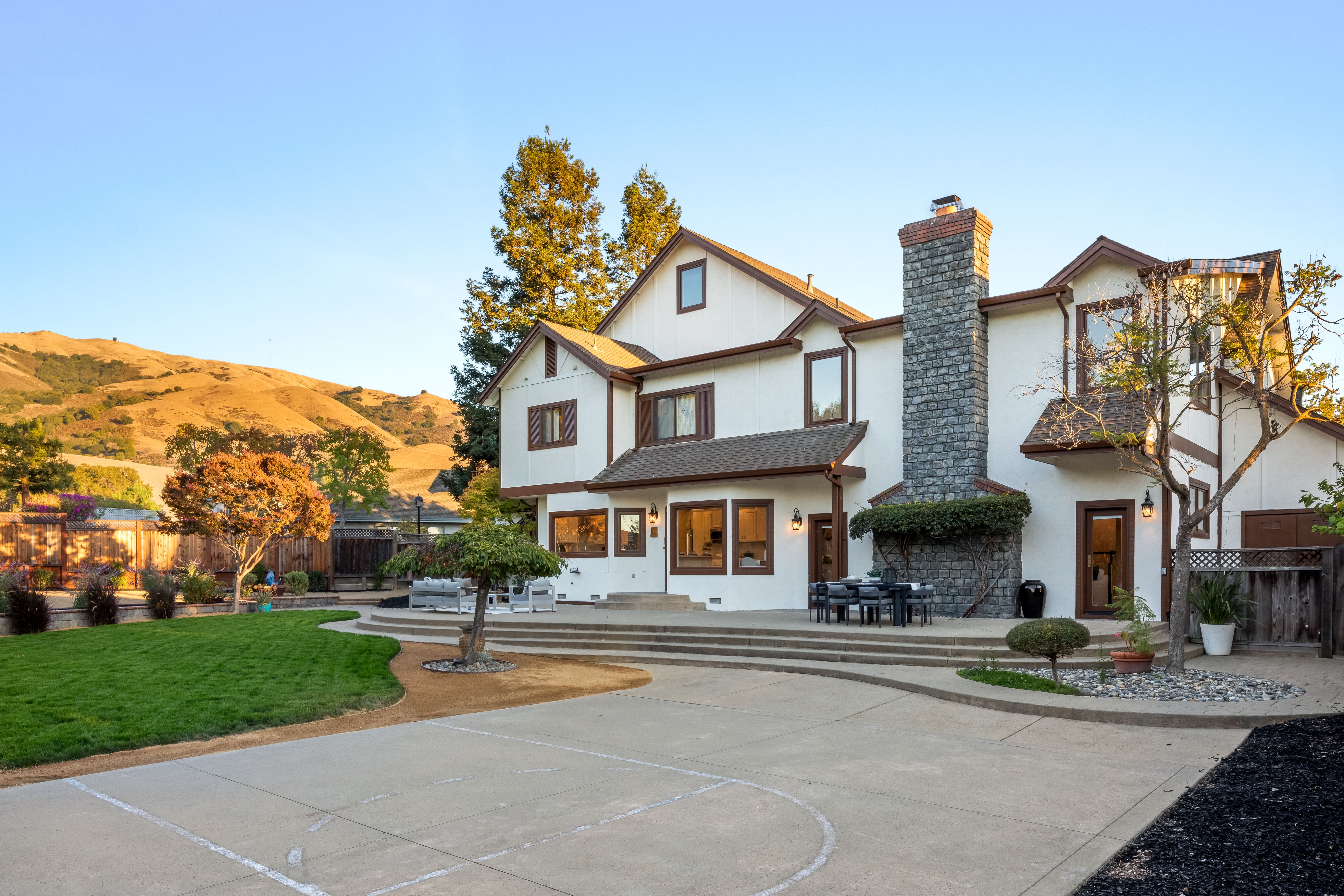  Grand Tudor Estate Offering Luxury Living in Gated Vineyard Heights - 物件實景