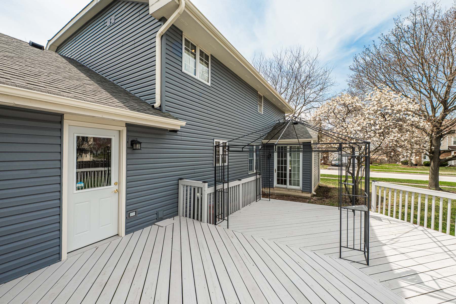  Beautifully Maintained Storybook Home - 物件實景