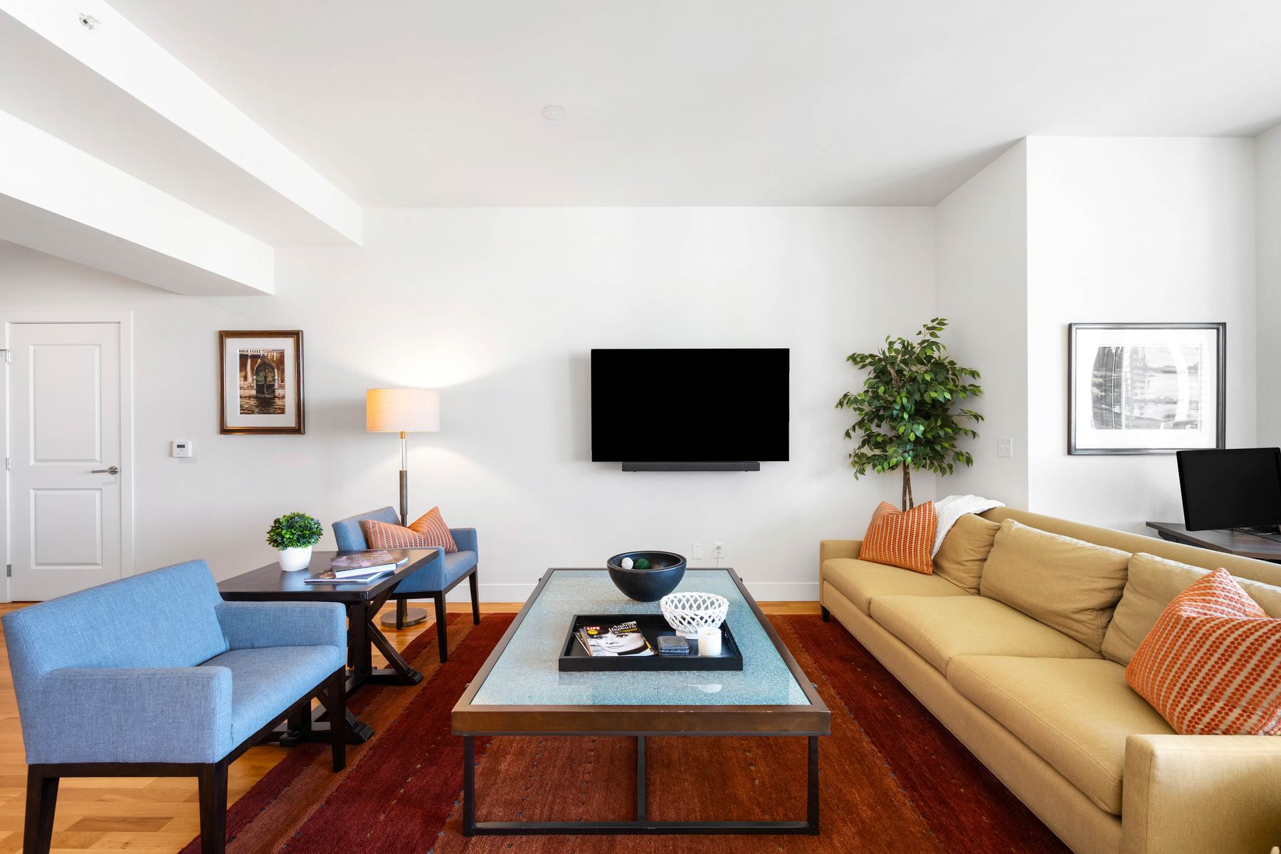  Two Parking Spaces and One of Largest Living/Dining Spaces Downtown - 物件實景