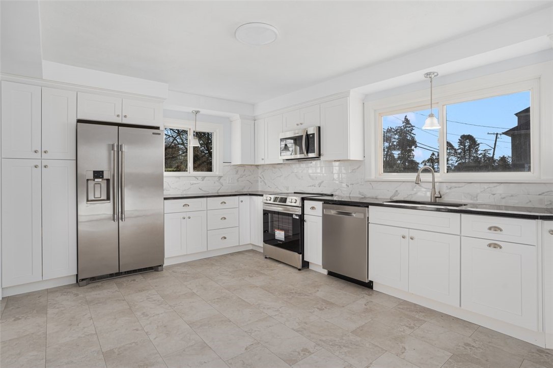 Providence, Rhode Island, 02809, United States, 3 Bedrooms Bedrooms, ,1 BathroomBathrooms,Residential,For Sale,2003236