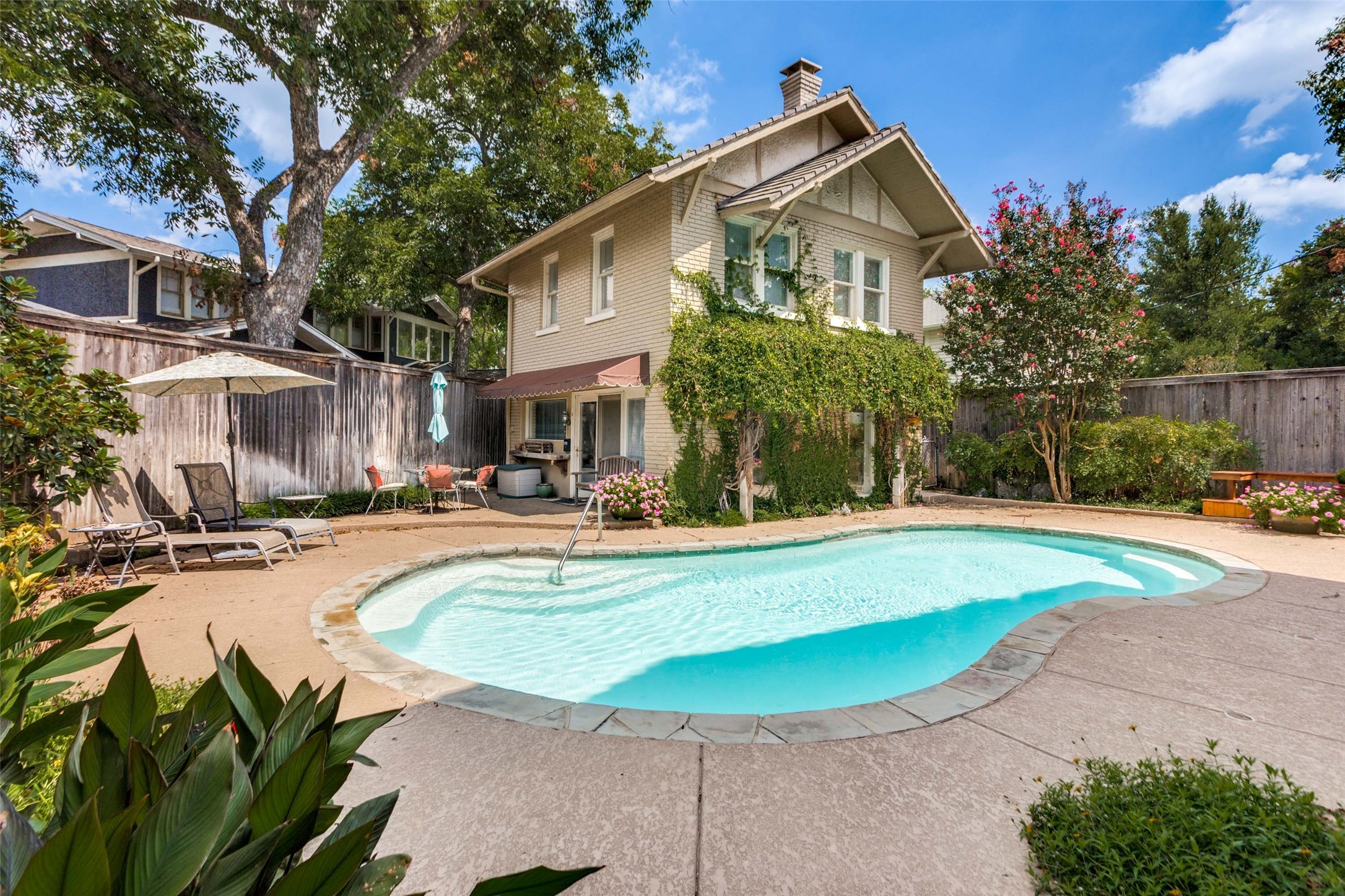 Fort Worth, Texas, 76110, United States, 4 Bedrooms Bedrooms, ,3 BathroomsBathrooms,Residential,For Sale,1940133