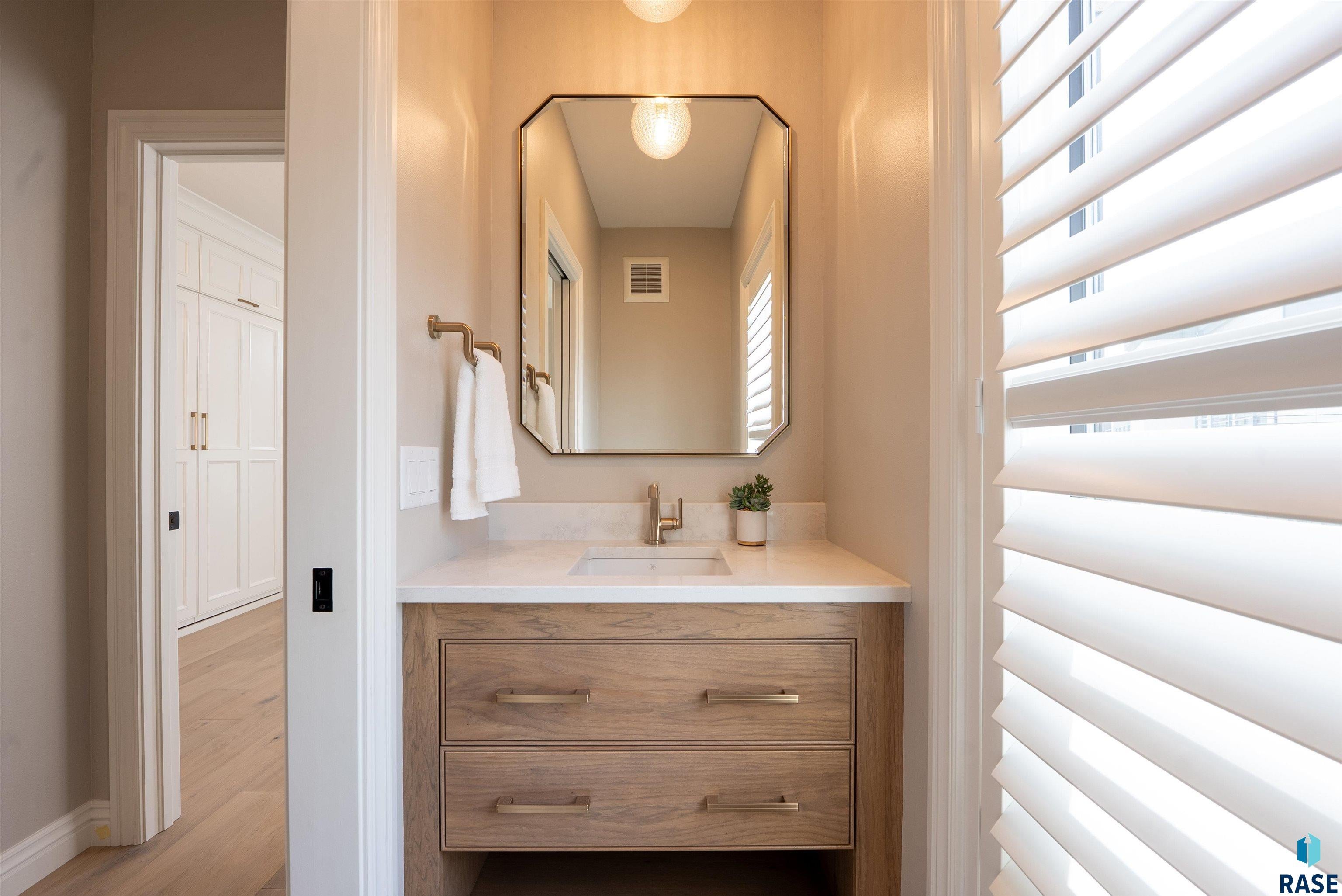 Sioux Falls, South Dakota, 57106, United States, ,Residential,For Sale,1986219