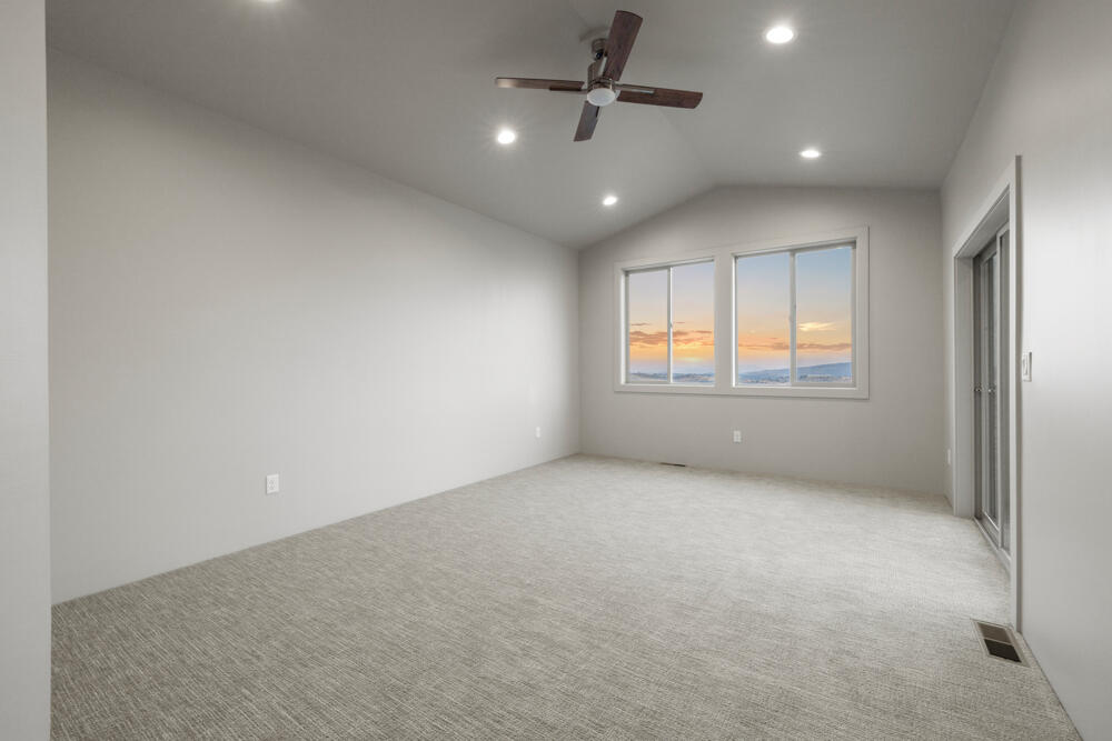 Klamath Falls, Oregon, 97601, United States, 3 Bedrooms Bedrooms, ,4 BathroomsBathrooms,Residential,For Sale,1794380