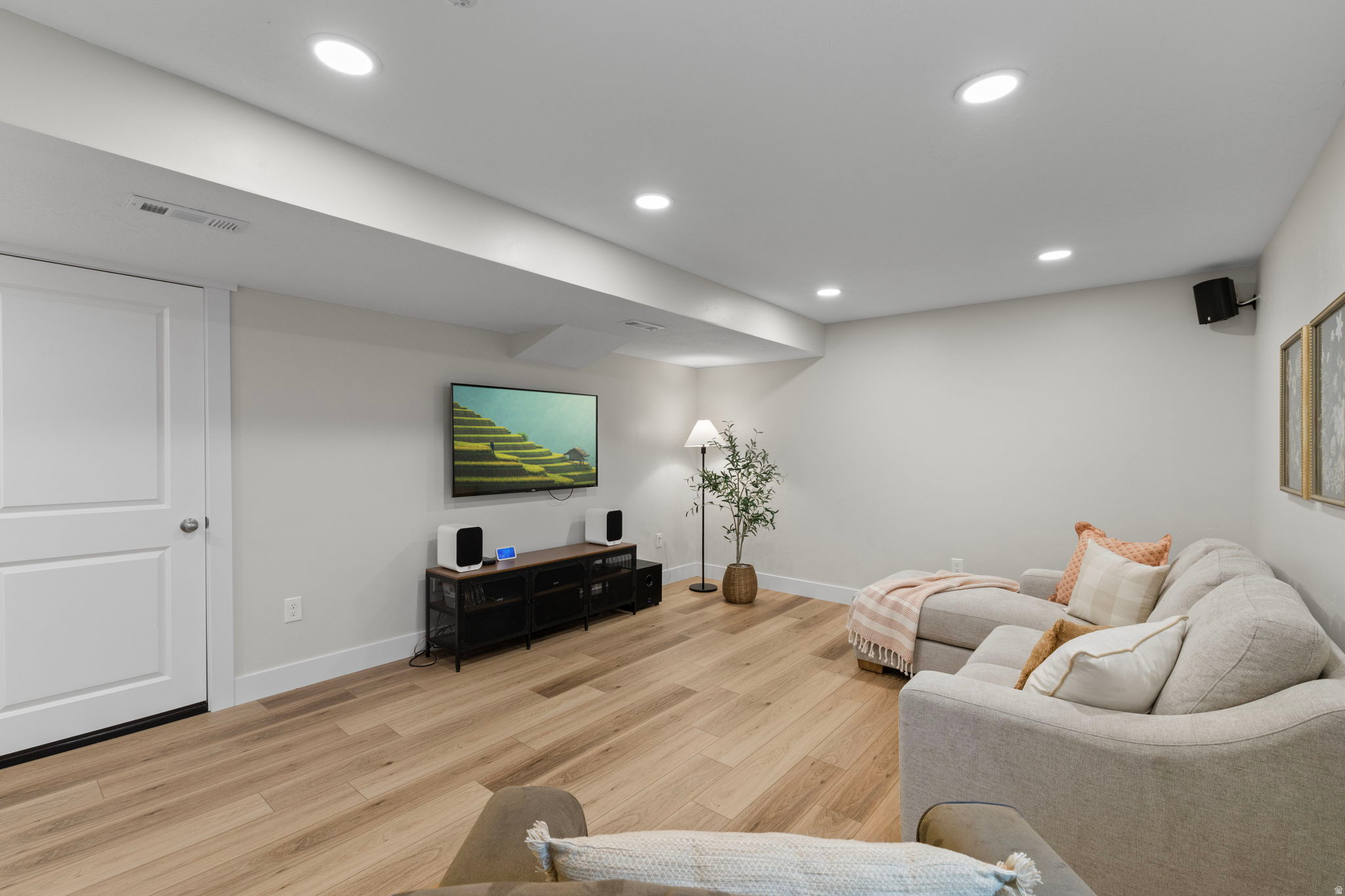 Eagle Mountain, Utah, 84005, United States, 5 Bedrooms Bedrooms, ,4 BathroomsBathrooms,Residential,For Sale,2003166