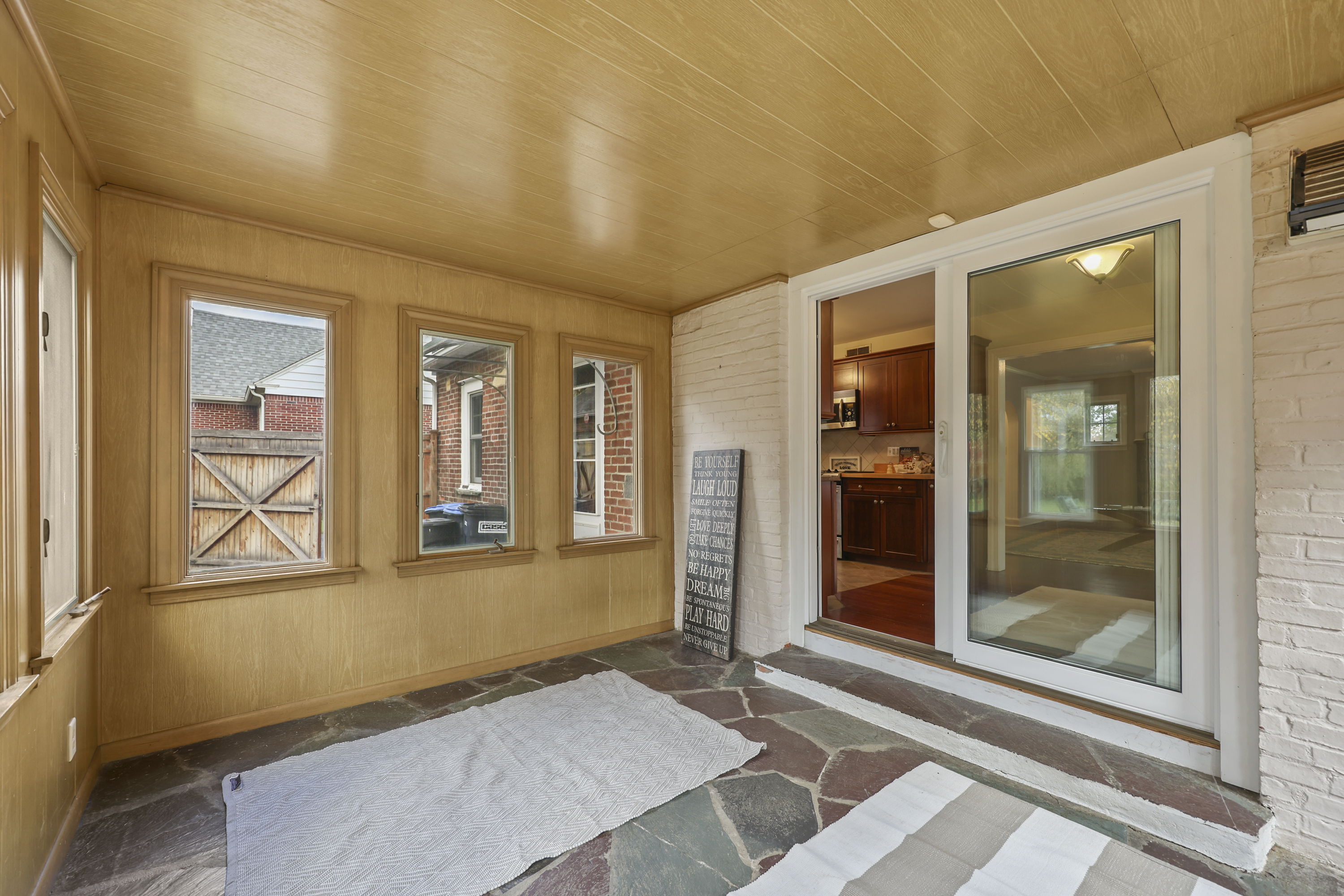  Charming New England Brick Beauty - 物件實景