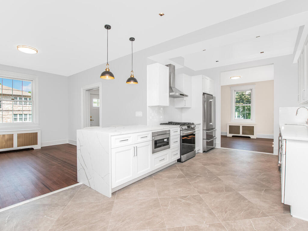 Yonkers, New York, 10701, United States, 6 Bedrooms Bedrooms, ,3 BathroomsBathrooms,Residential,For Sale,1904249