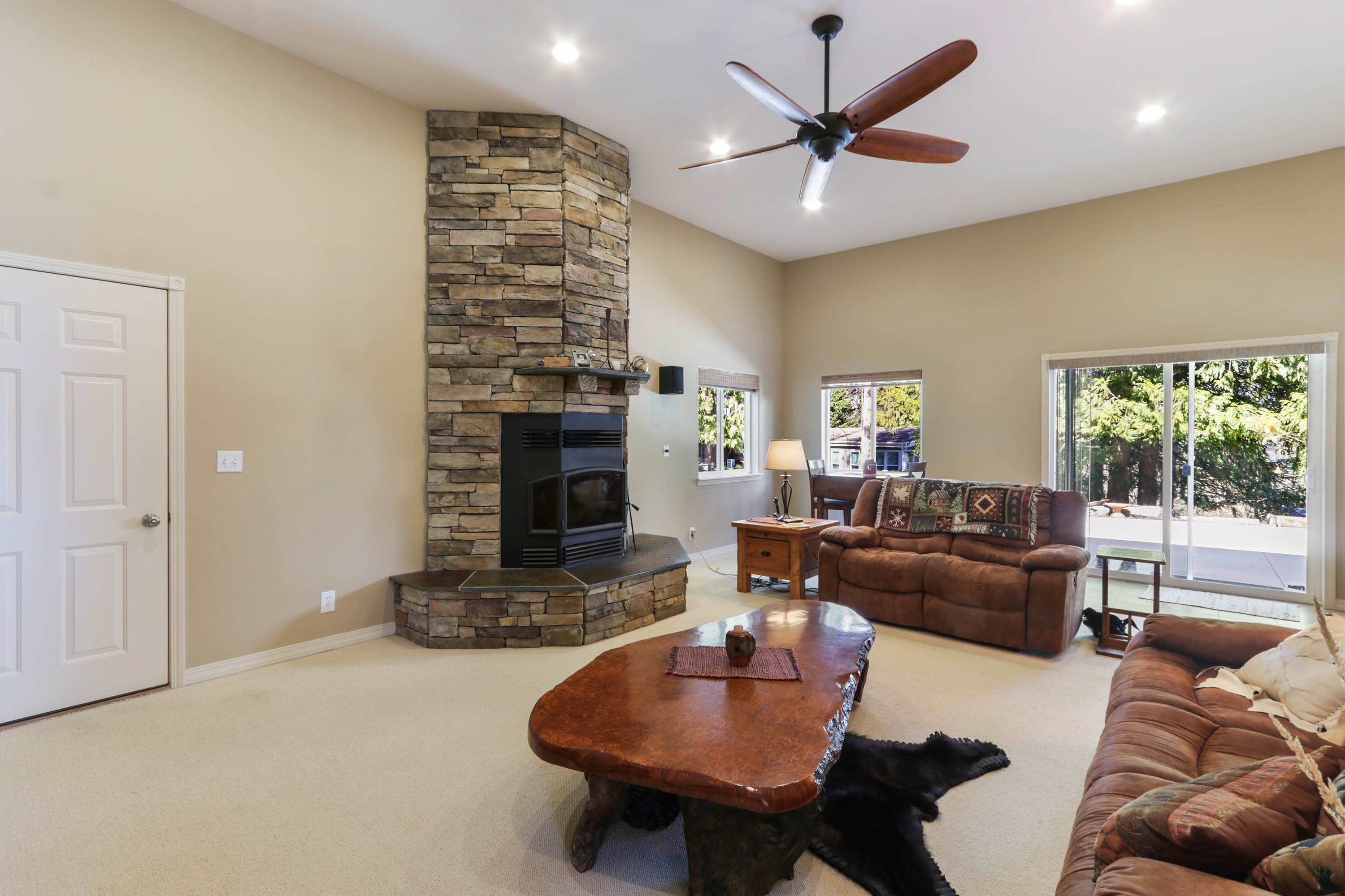 Sagle, Idaho, 83860, United States, 3 Bedrooms Bedrooms, ,2 BathroomsBathrooms,Residential,For Sale,1764165
