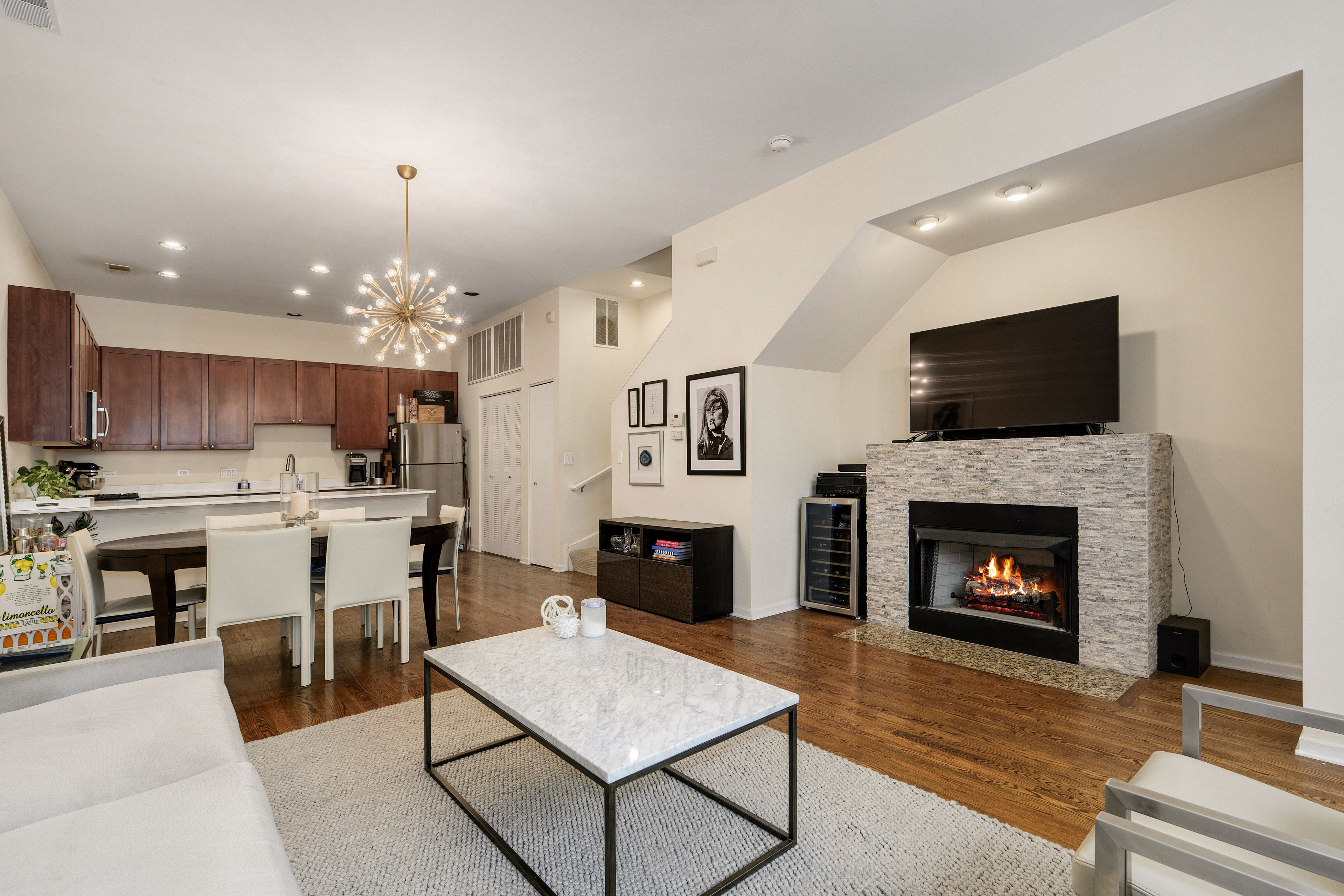  Bright, Updated Townhome in River North