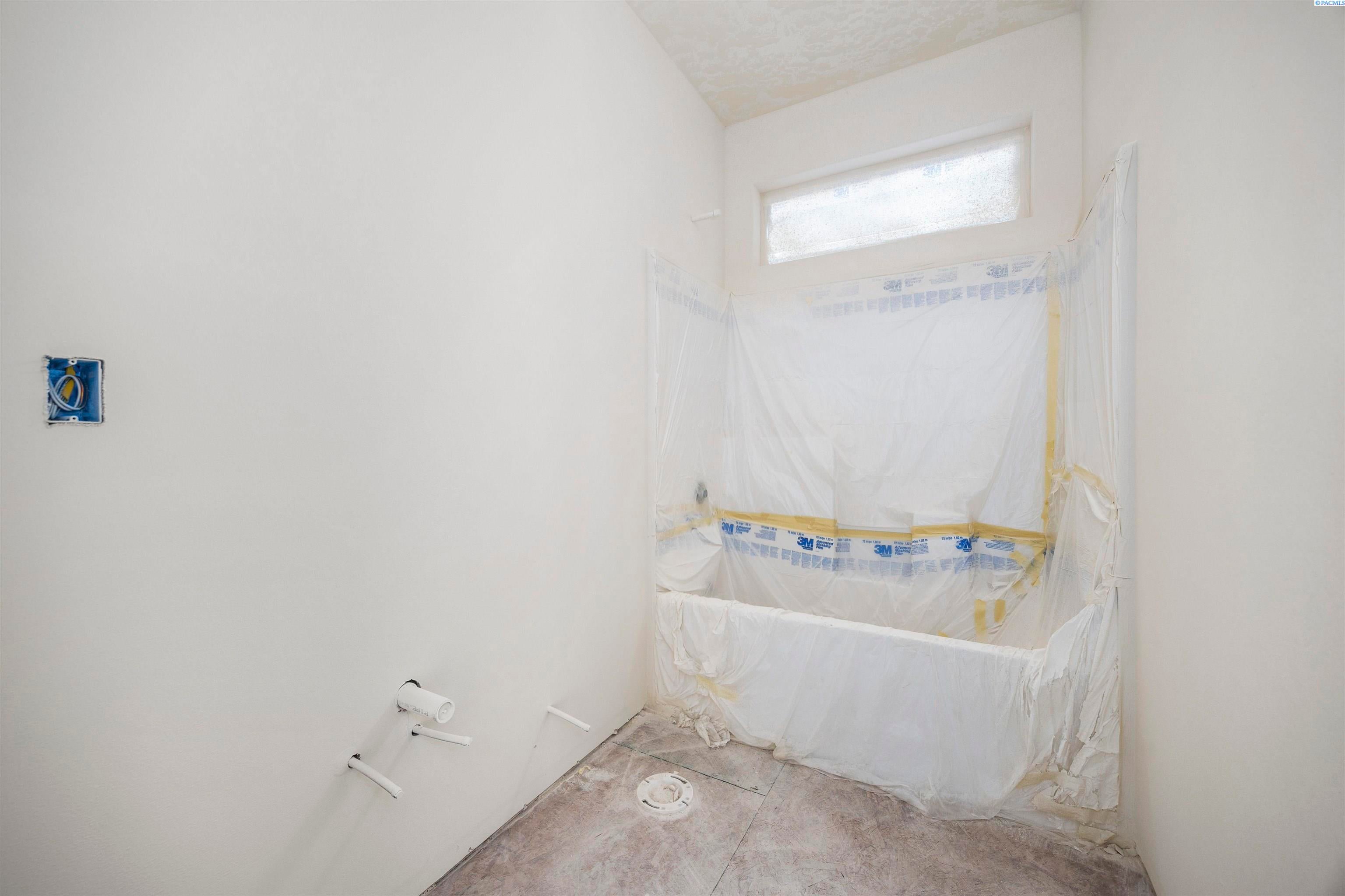 Kennewick, Washington, 99337, United States, 4 Bedrooms Bedrooms, ,1 BathroomBathrooms,Residential,For Sale,1980890