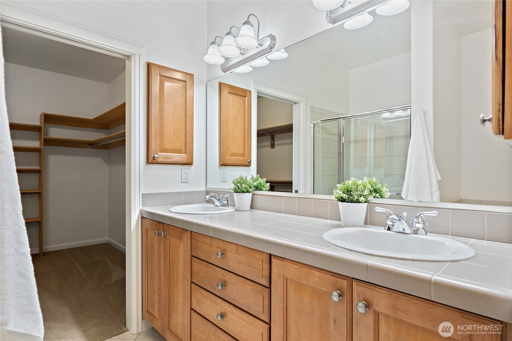 Tacoma, Washington, 98405, United States, 2 Bedrooms Bedrooms, ,2 BathroomsBathrooms,Residential,For Sale,2003445