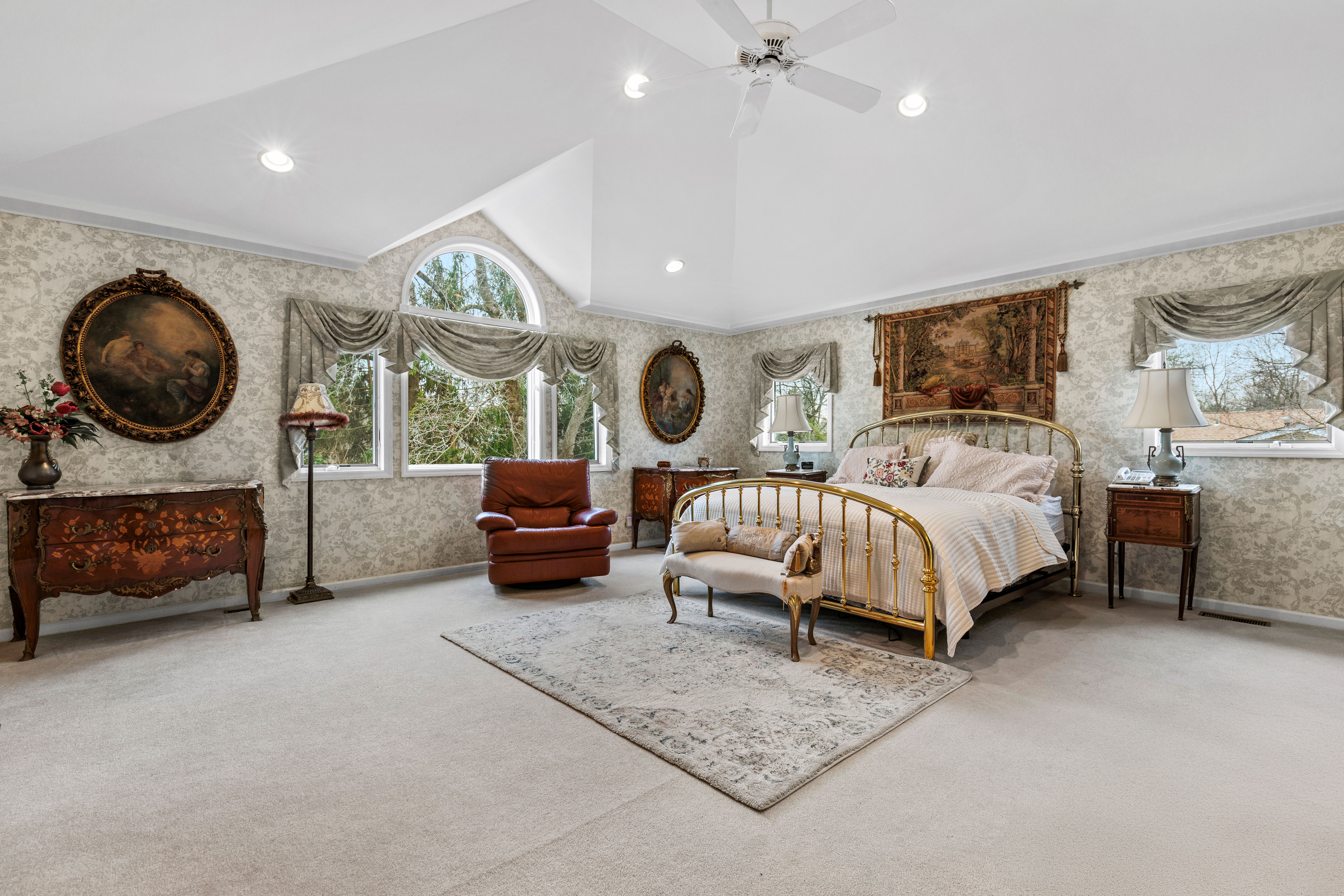  A beautiful, gracious colonial with a circular driveway. - 物件實景