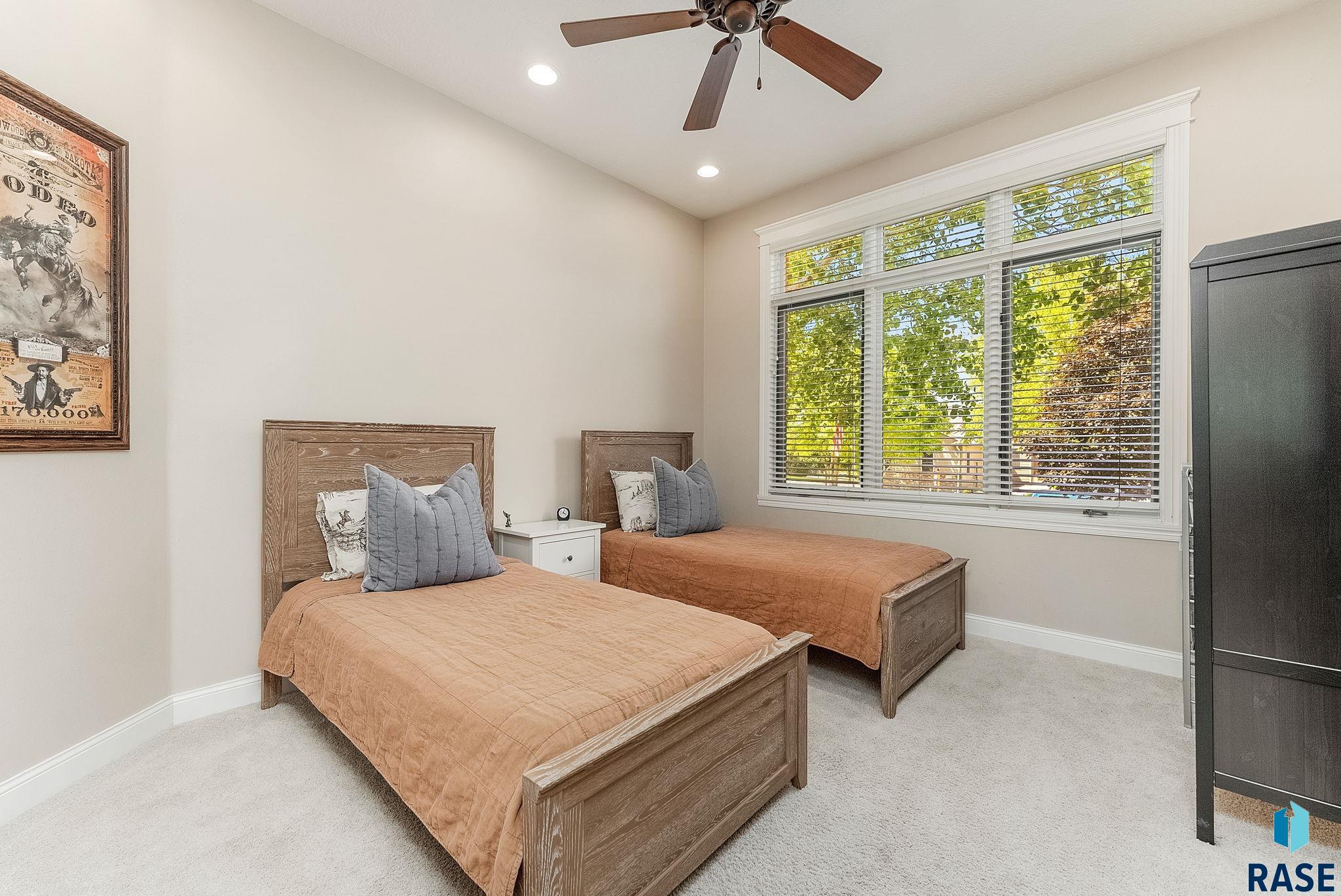 Sioux Falls, South Dakota, 57106, United States, 5 Bedrooms Bedrooms, ,3 BathroomsBathrooms,Residential,For Sale,1946502