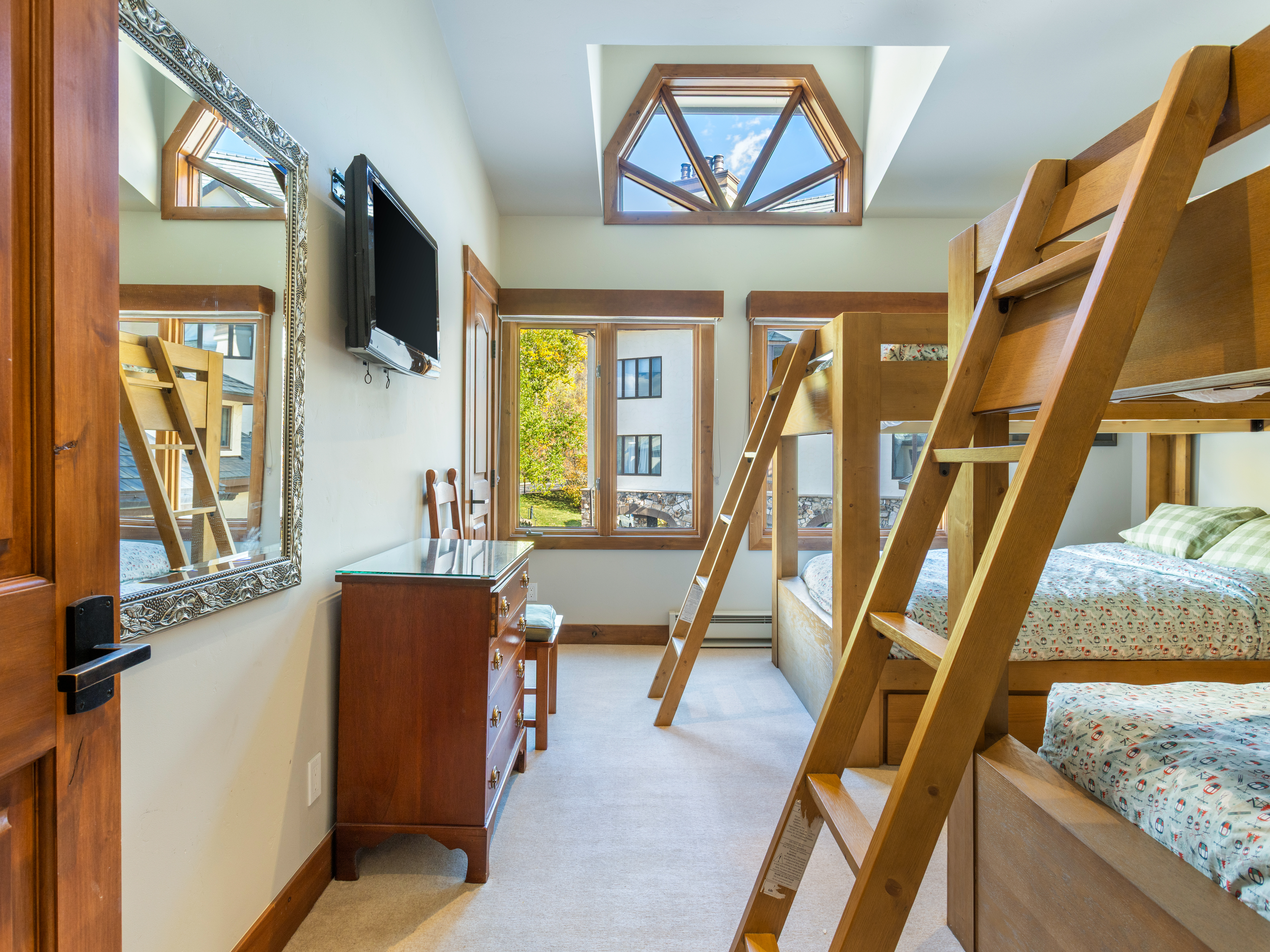  Exceptionally Spacious Mountain Retreat With a Ski-In, Ski-Out Location - 物件實景
