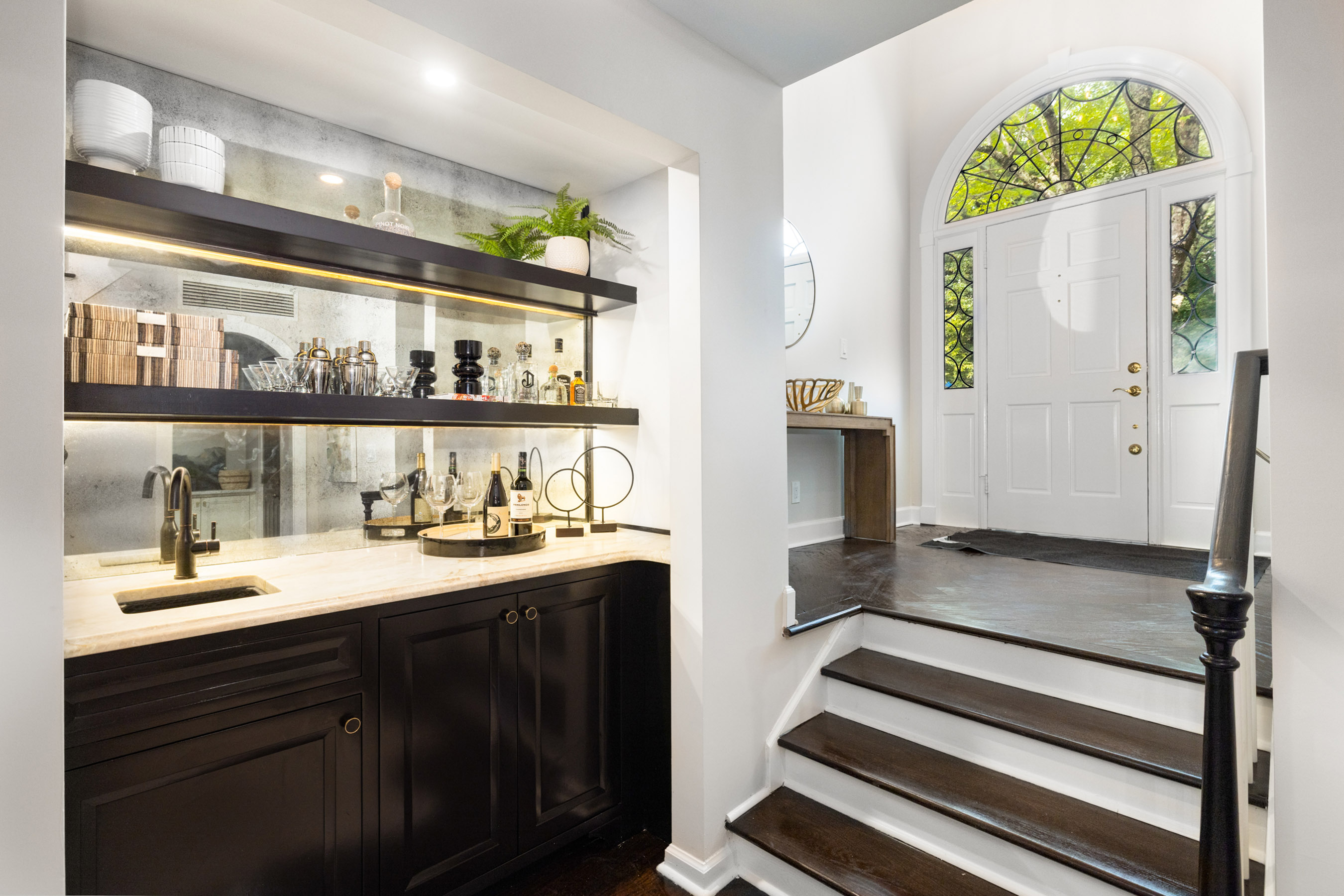  Meticulous Top to Bottom Renovation in Mooregate Square - 物件實景