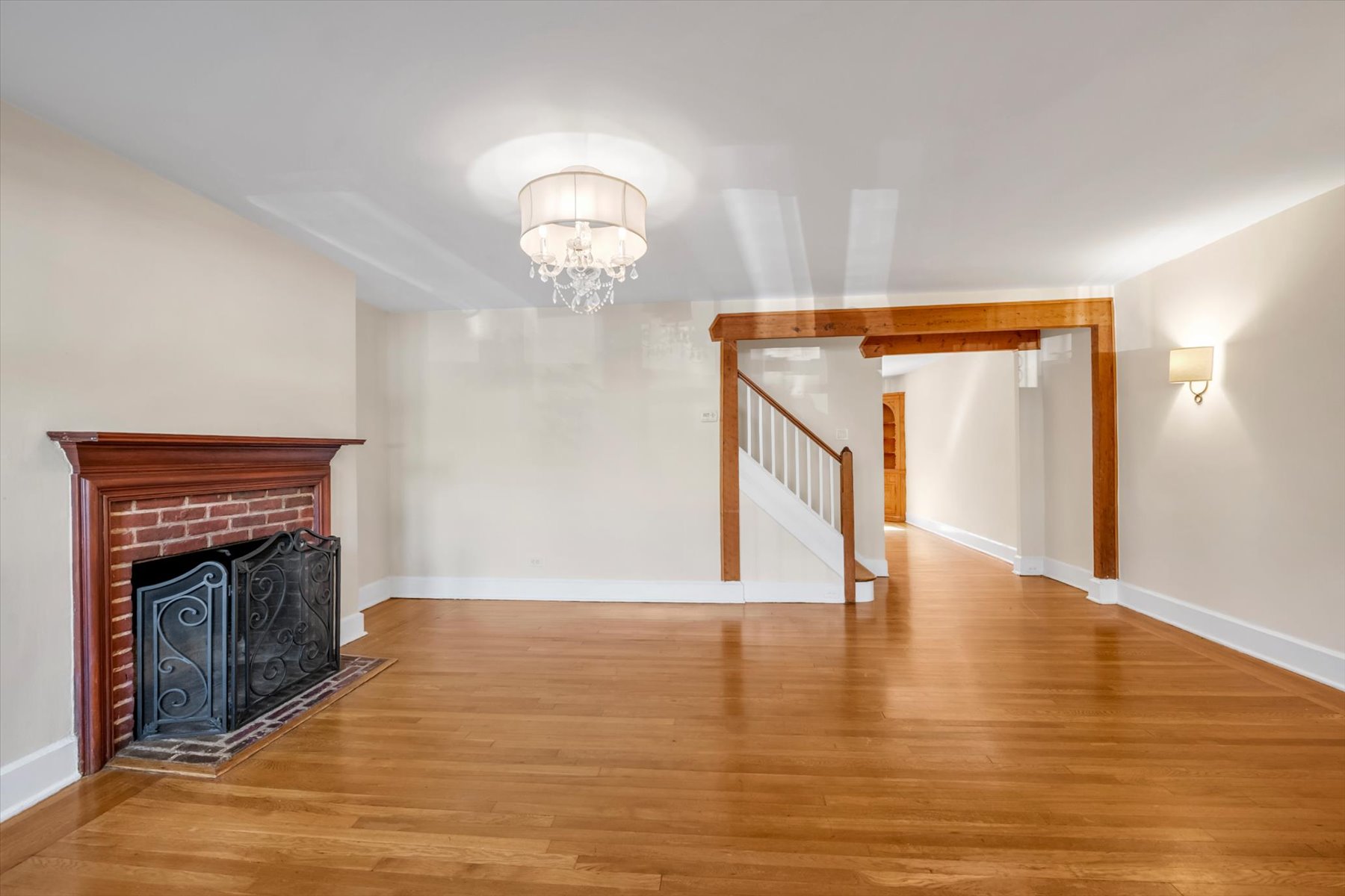  ?RENOVATED FOREST CLOSE ATTACHED BRICK TOWNHOUSE? - 物件實景