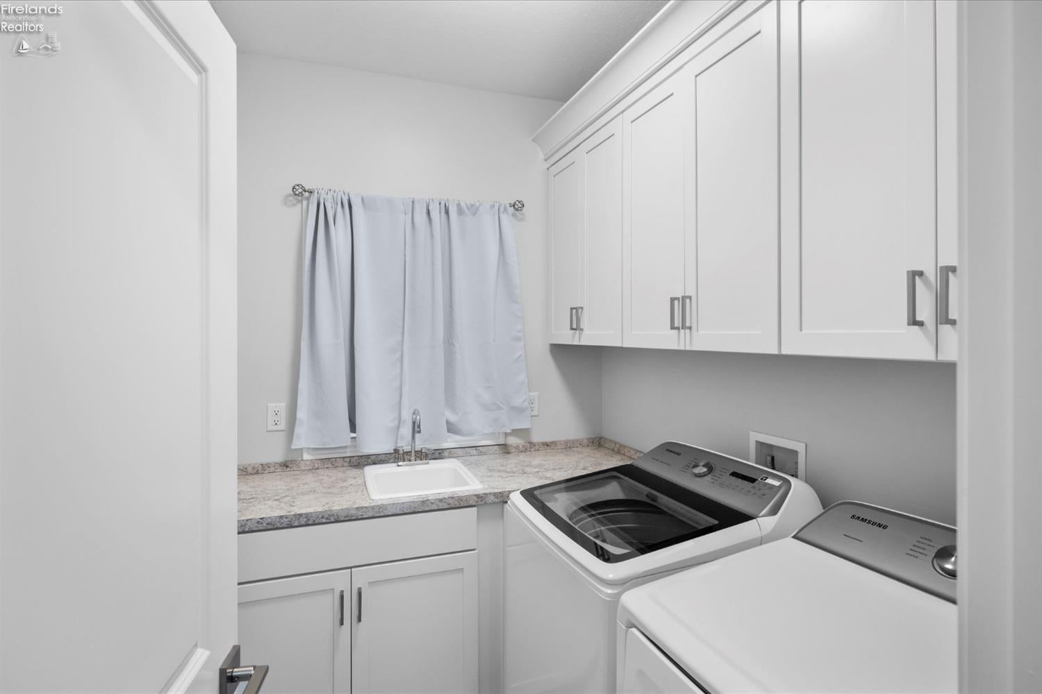 Marblehead, Ohio, 43440, United States, 4 Bedrooms Bedrooms, ,3 BathroomsBathrooms,Residential,For Sale,1921808