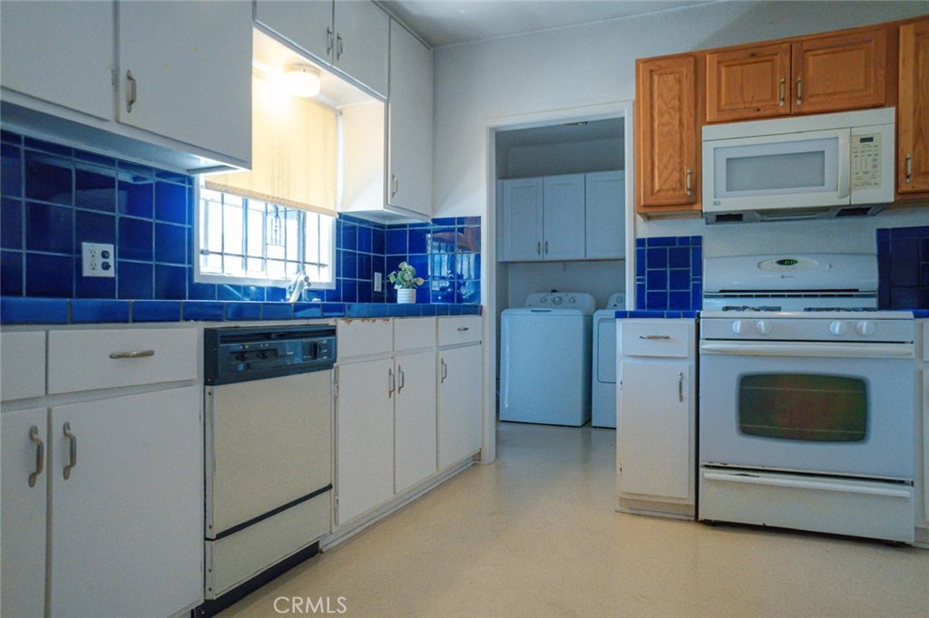 Los Angeles, California, 90043, United States, 2 Bedrooms Bedrooms, ,1 BathroomBathrooms,Residential,For Sale,1905561