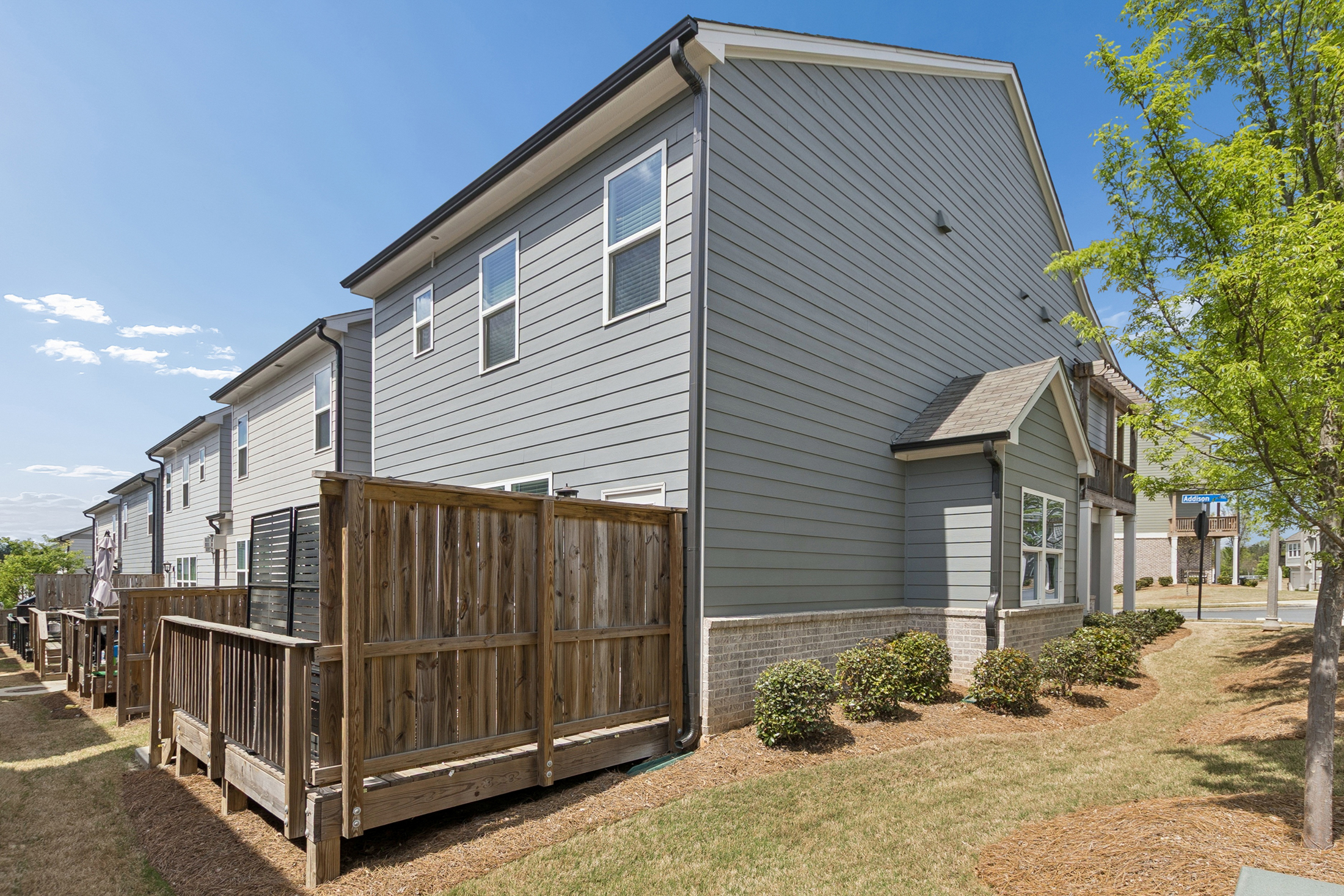  End-Unit, Craftsman Townhome with Custom Upgrades - 物件實景