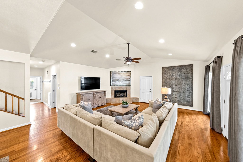 Fredericksburg, Texas, 78624, United States, 6 Bedrooms Bedrooms, ,6 BathroomsBathrooms,Residential,For Sale,2048440