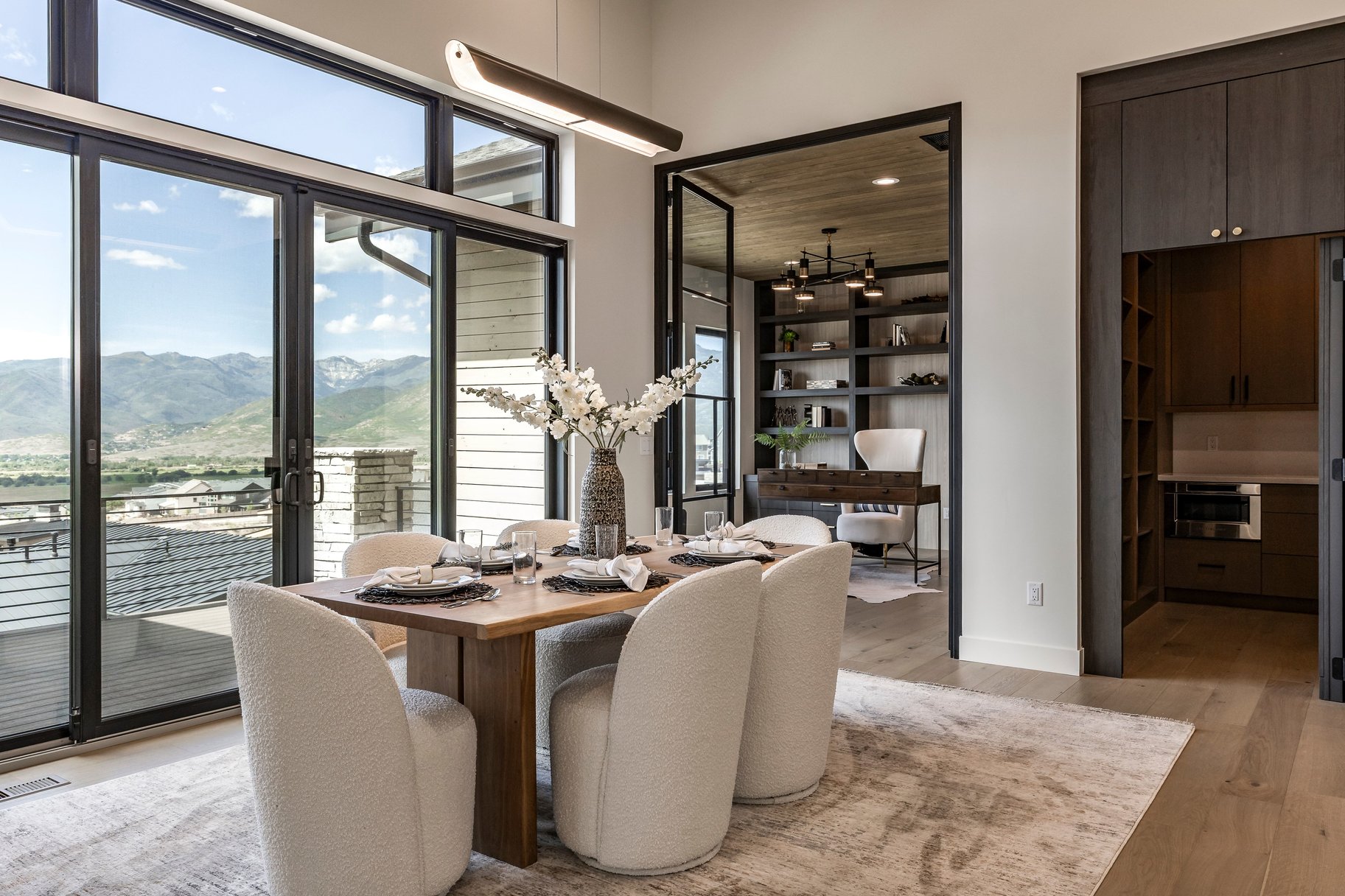  Upgraded Luxury Living with Panoramic Mountain Views - 物件實景