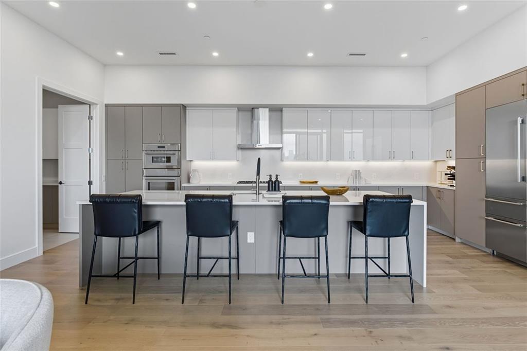 Atlanta, Georgia, 30305, United States, 2 Bedrooms Bedrooms, ,3 BathroomsBathrooms,Residential,For Sale,1979191