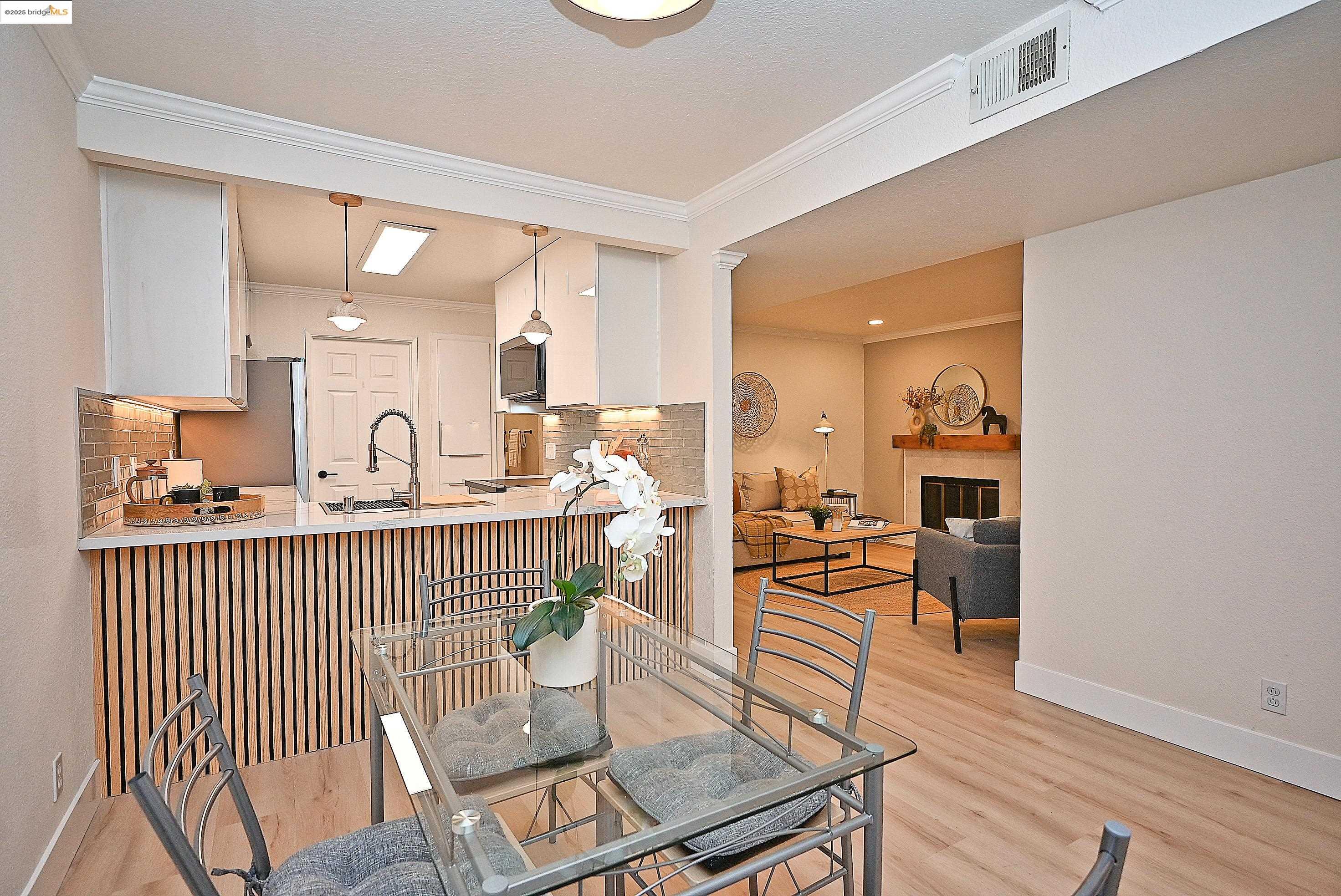 Oakland, California, 94605, United States, 2 Bedrooms Bedrooms, ,2 BathroomsBathrooms,Residential,For Sale,2000810