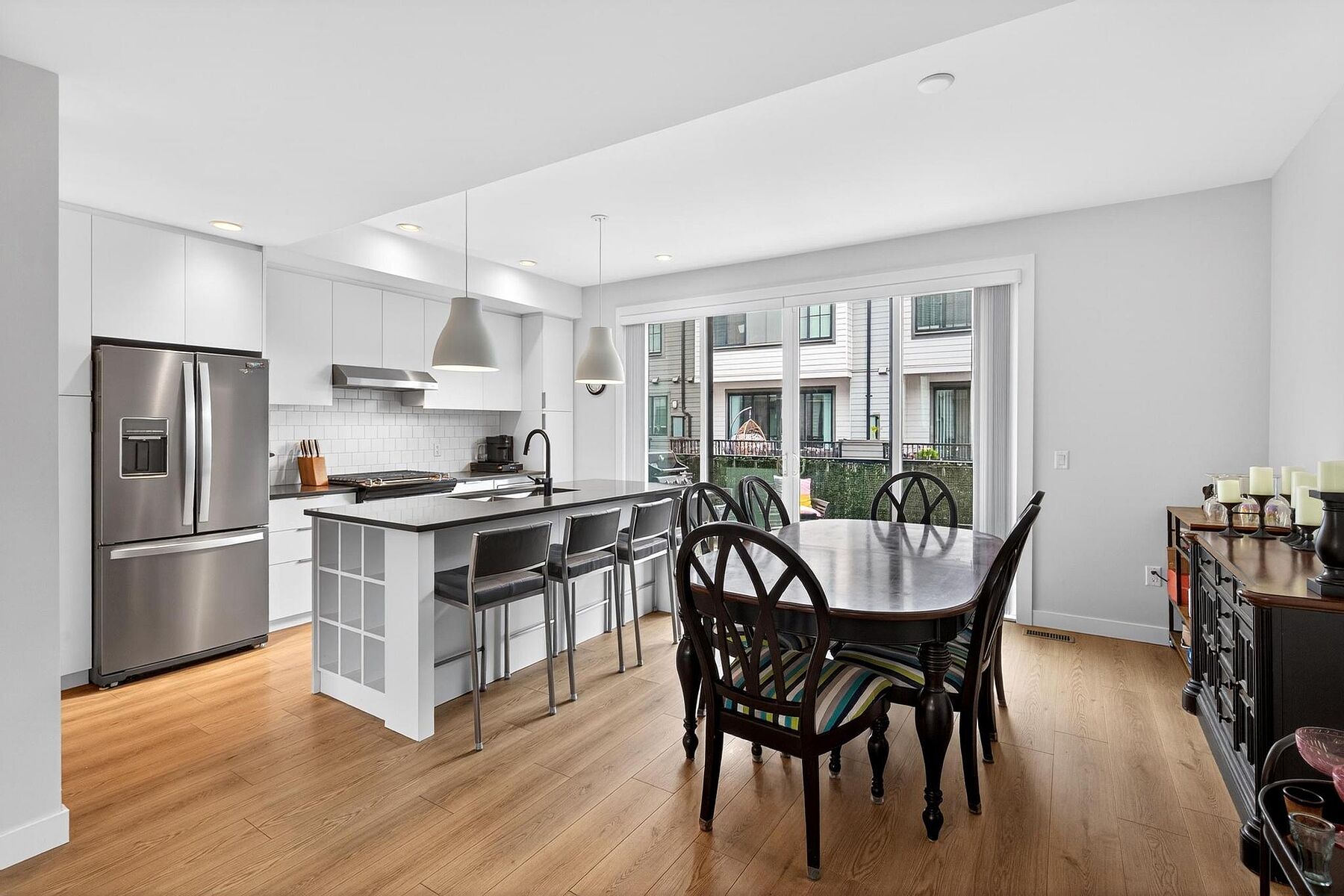  Modern Elegance in Glenmore - 物件實景