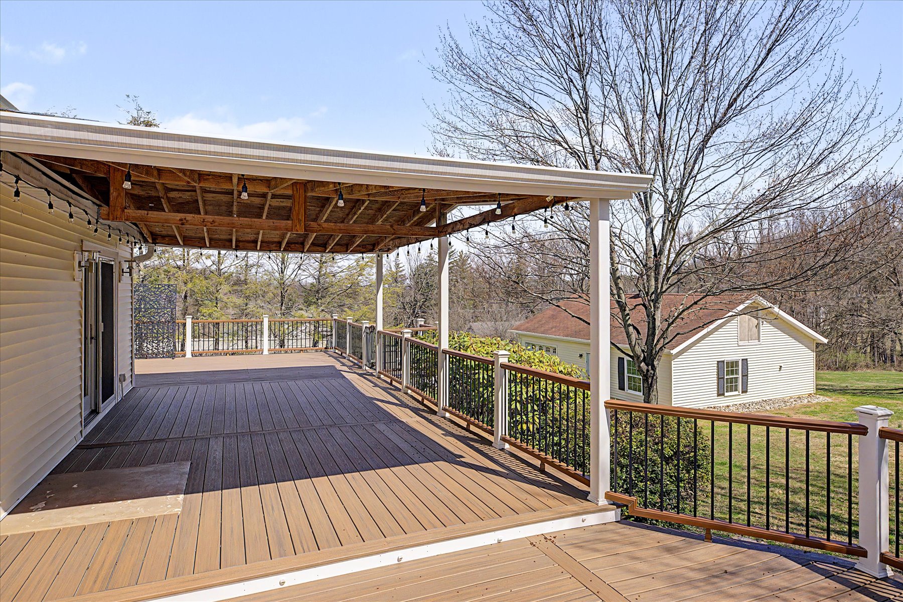  Lovely Cape Cod Home Situated on Two Private Acres - 物件實景