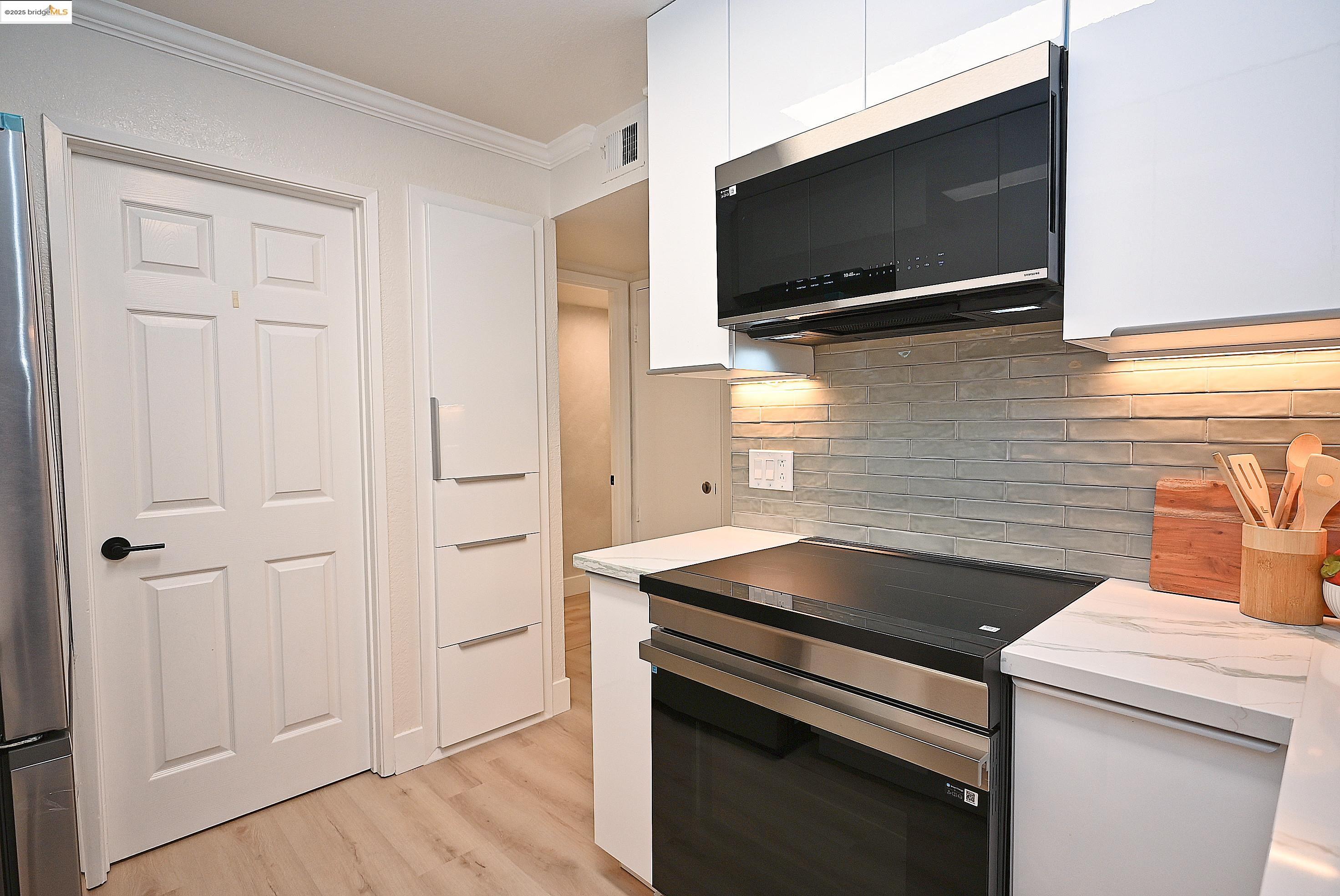 Oakland, California, 94605, United States, 2 Bedrooms Bedrooms, ,2 BathroomsBathrooms,Residential,For Sale,2000810