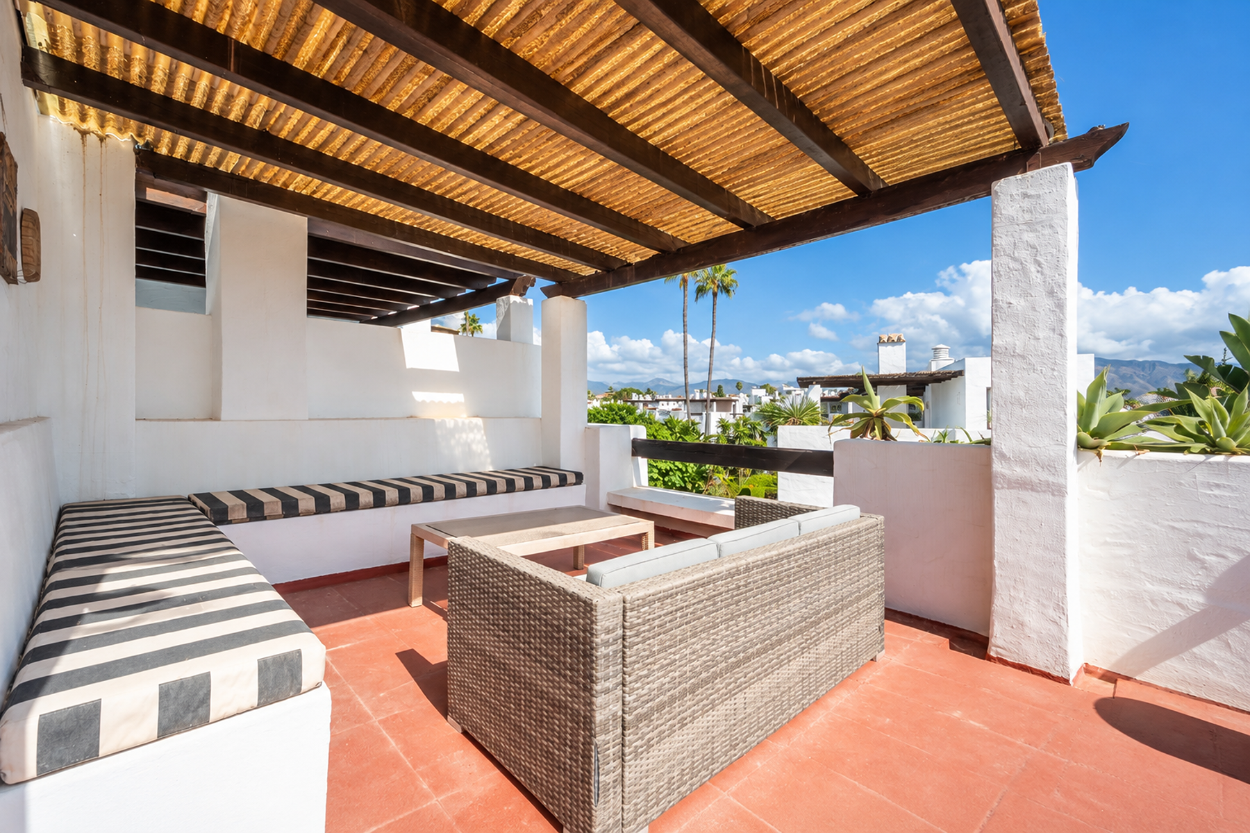  Beachside corner townhouse near Guadalmina with rooftop solarium - 物件實景
