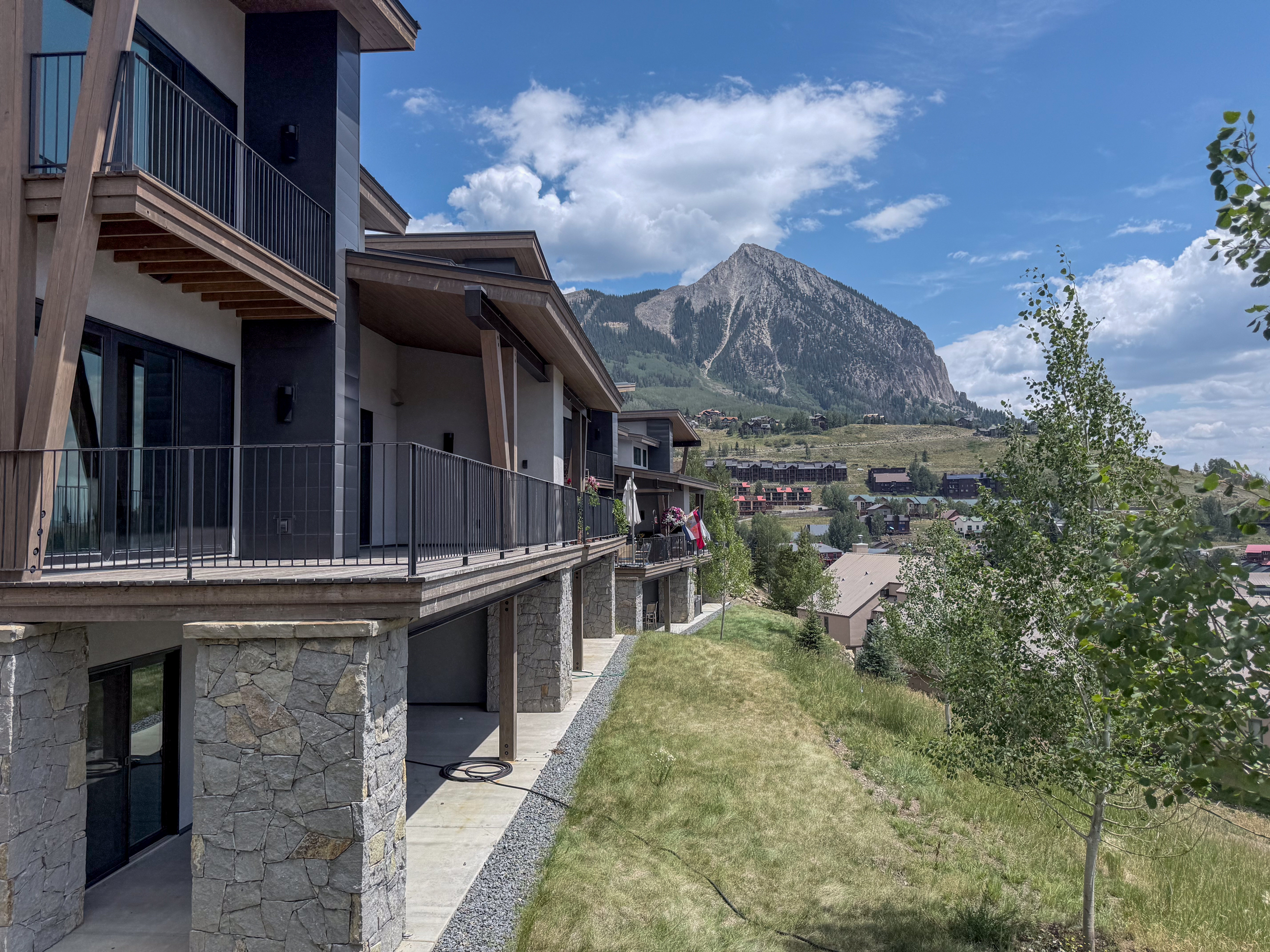  This Exceptional Mountain Residence Enjoys Sweeping, Unobstructed Views - 物件實景